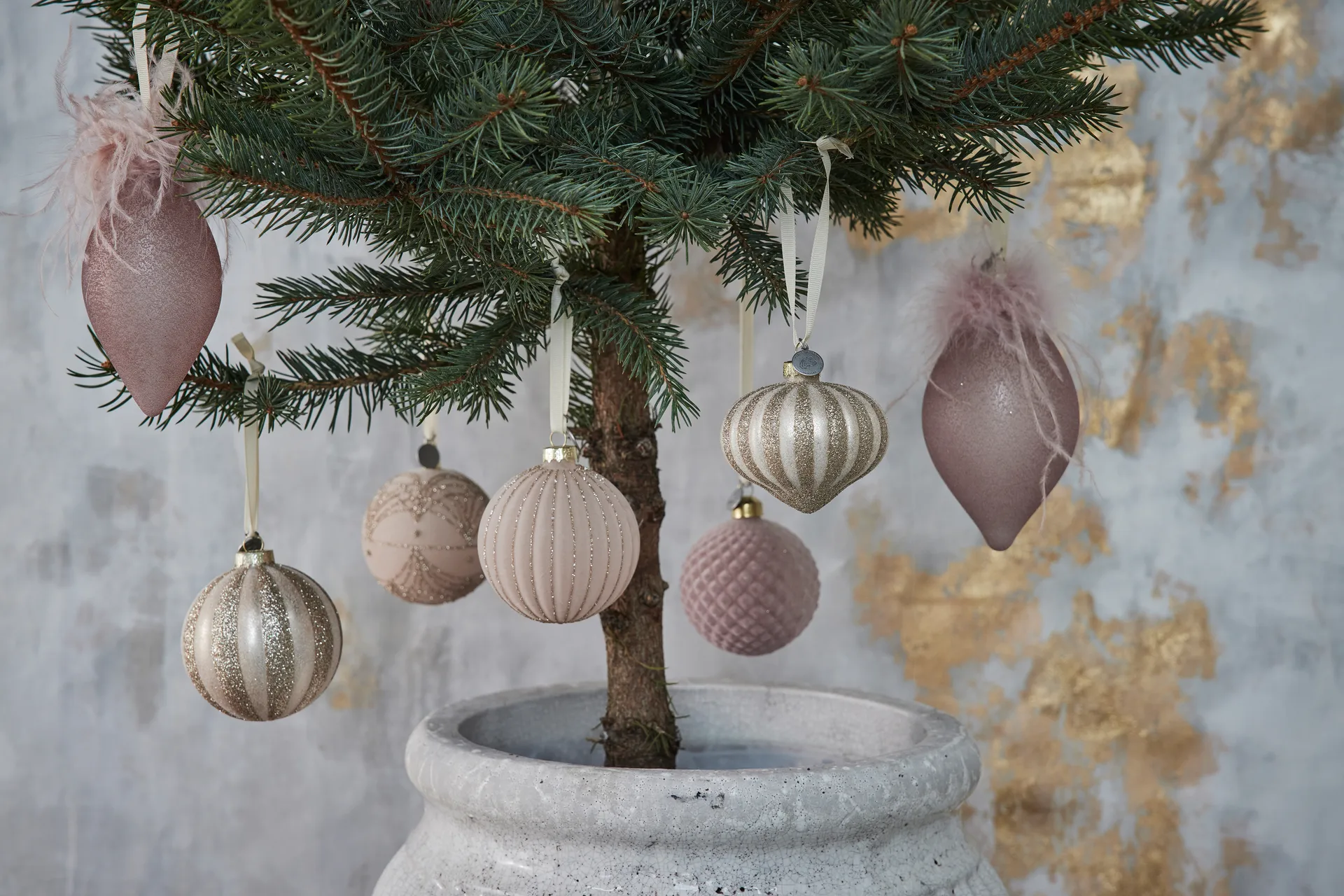 Selvie bauble Ø8 cm, powder-light gold Lene Bjerre