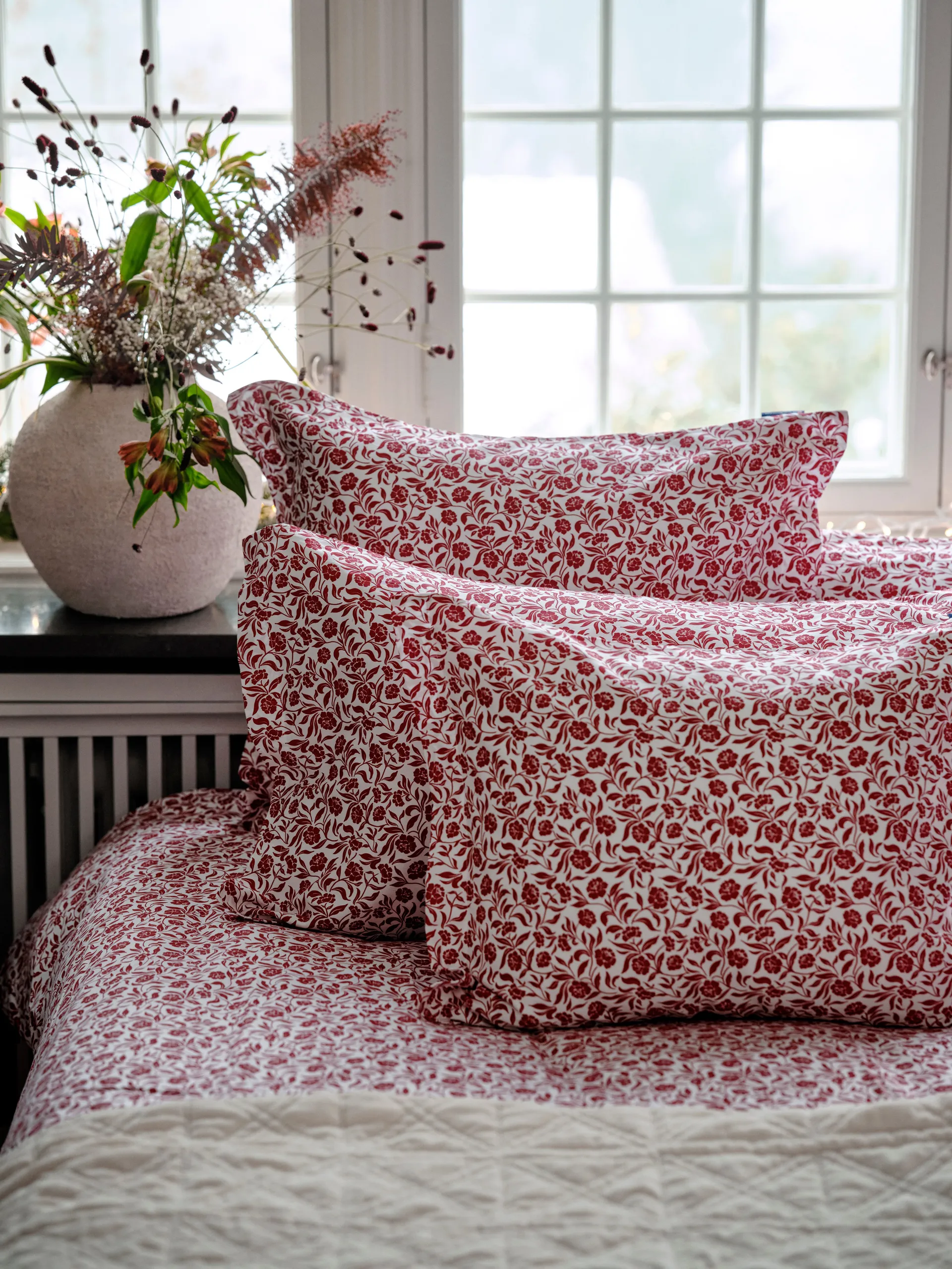 Flower printed cotton sateen bedding set, White-Red Lexington