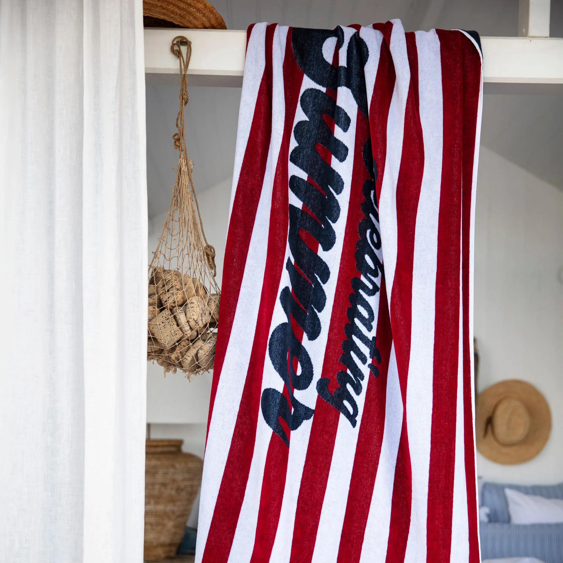 Graphic Velour bath towel 100x180 cm, Red-white Lexington