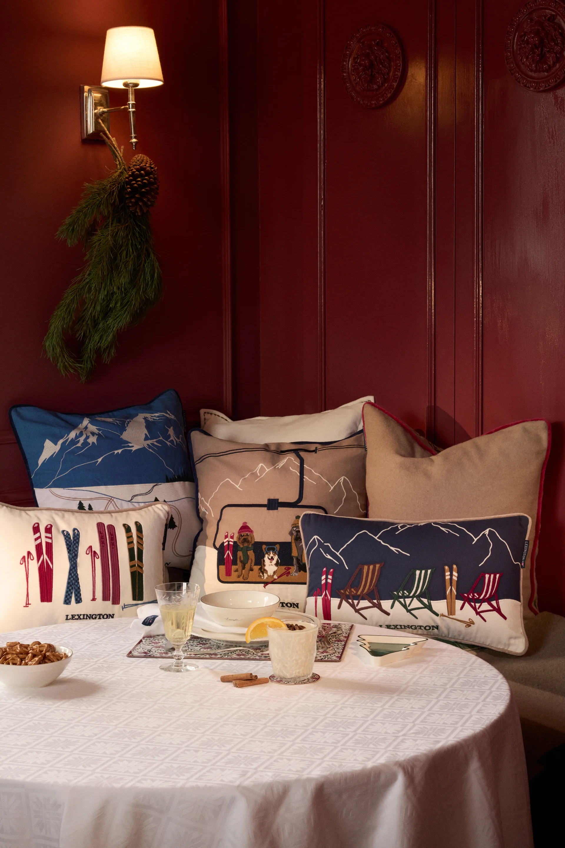 Skis and Poles eco. velvet cotton cushion 30x40 cm, White-multi Lexington