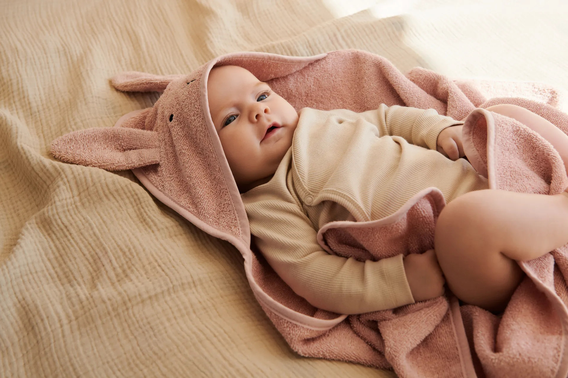 Albert bath cape towel with hood 70x70 cm, Rabbit rose Liewood