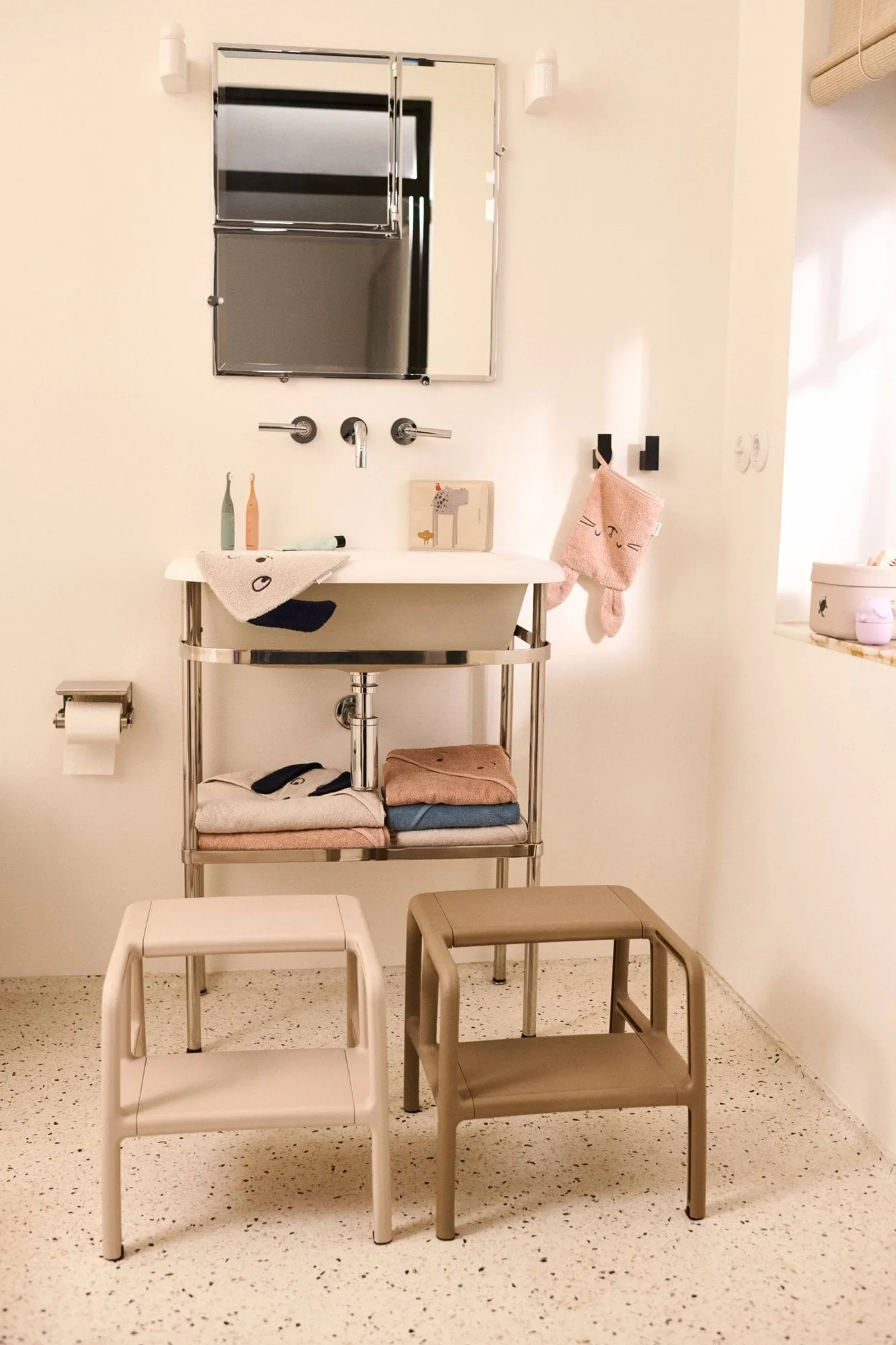 Melanie step stool, Sandy, 44x40x38 cm Liewood