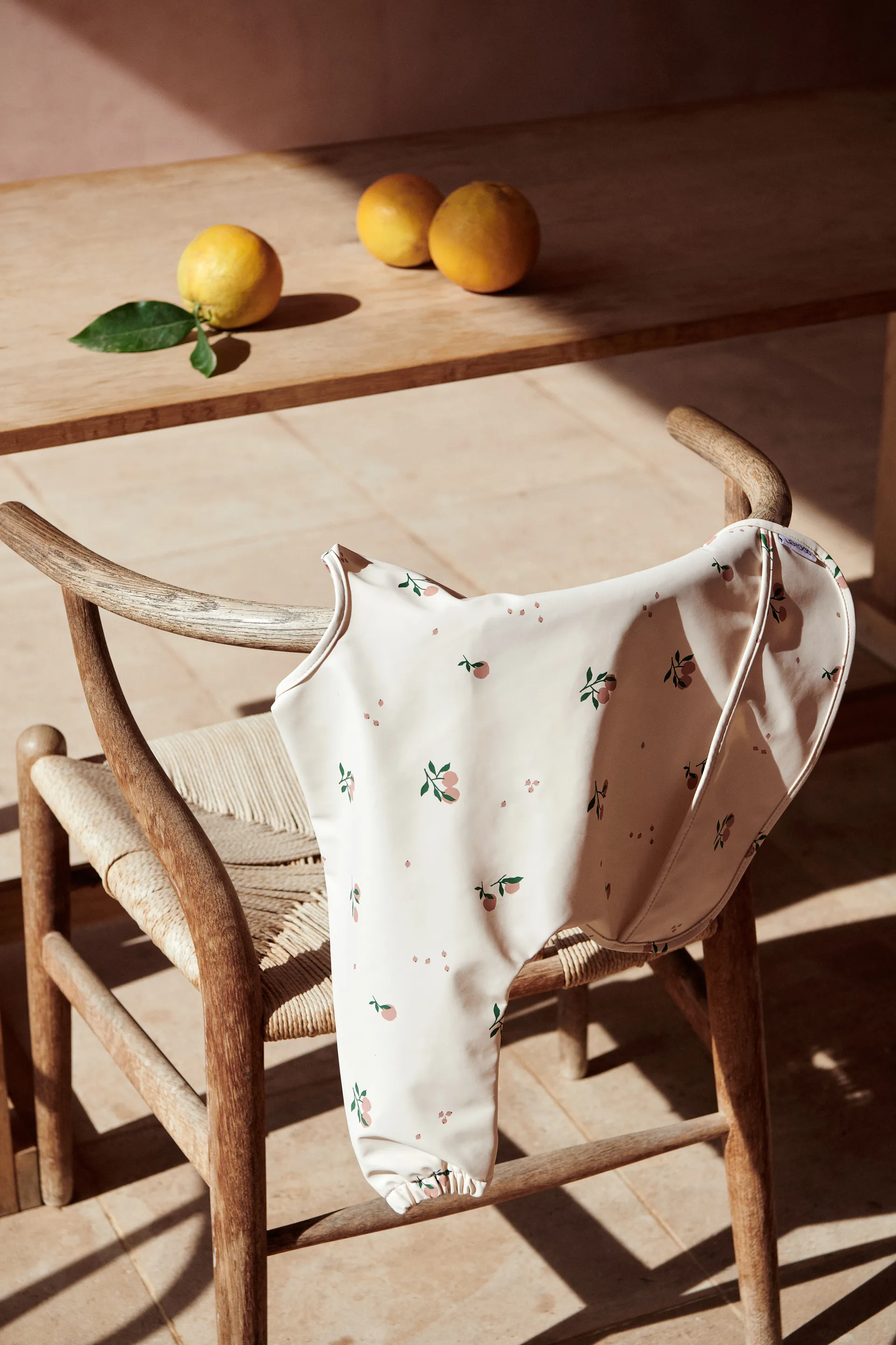 Merle bib with sleeve, Peach-Sea shell mix Liewood