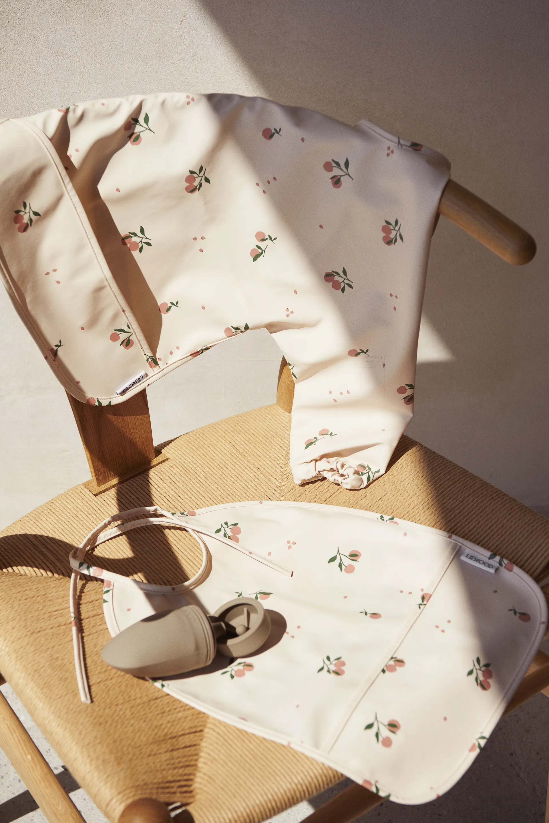 Merle bib with sleeve, Peach-Sea shell mix Liewood