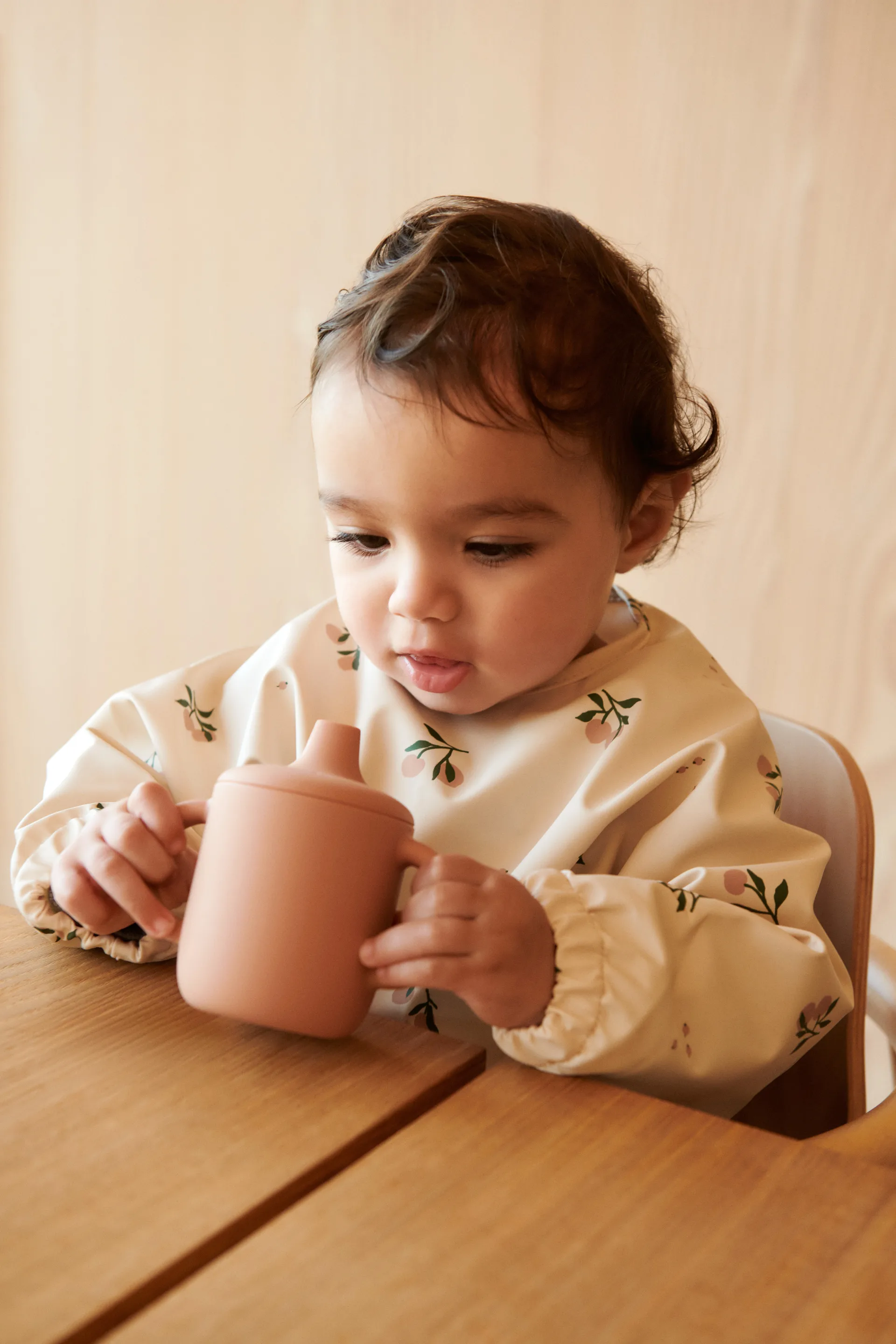 Merle bib with sleeve, Peach-Sea shell mix Liewood