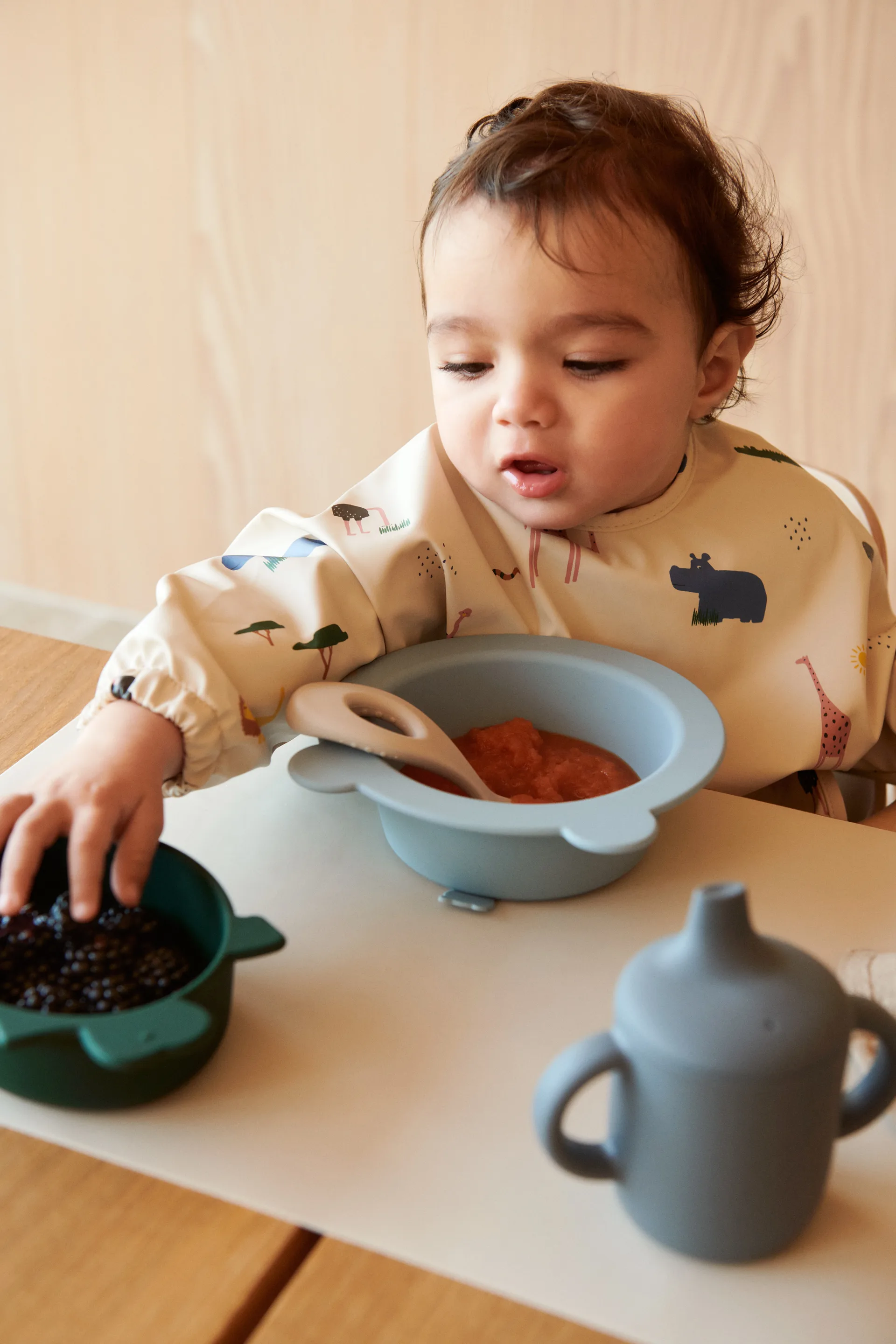 Merle bib with sleeve, Safari sandy mix Liewood