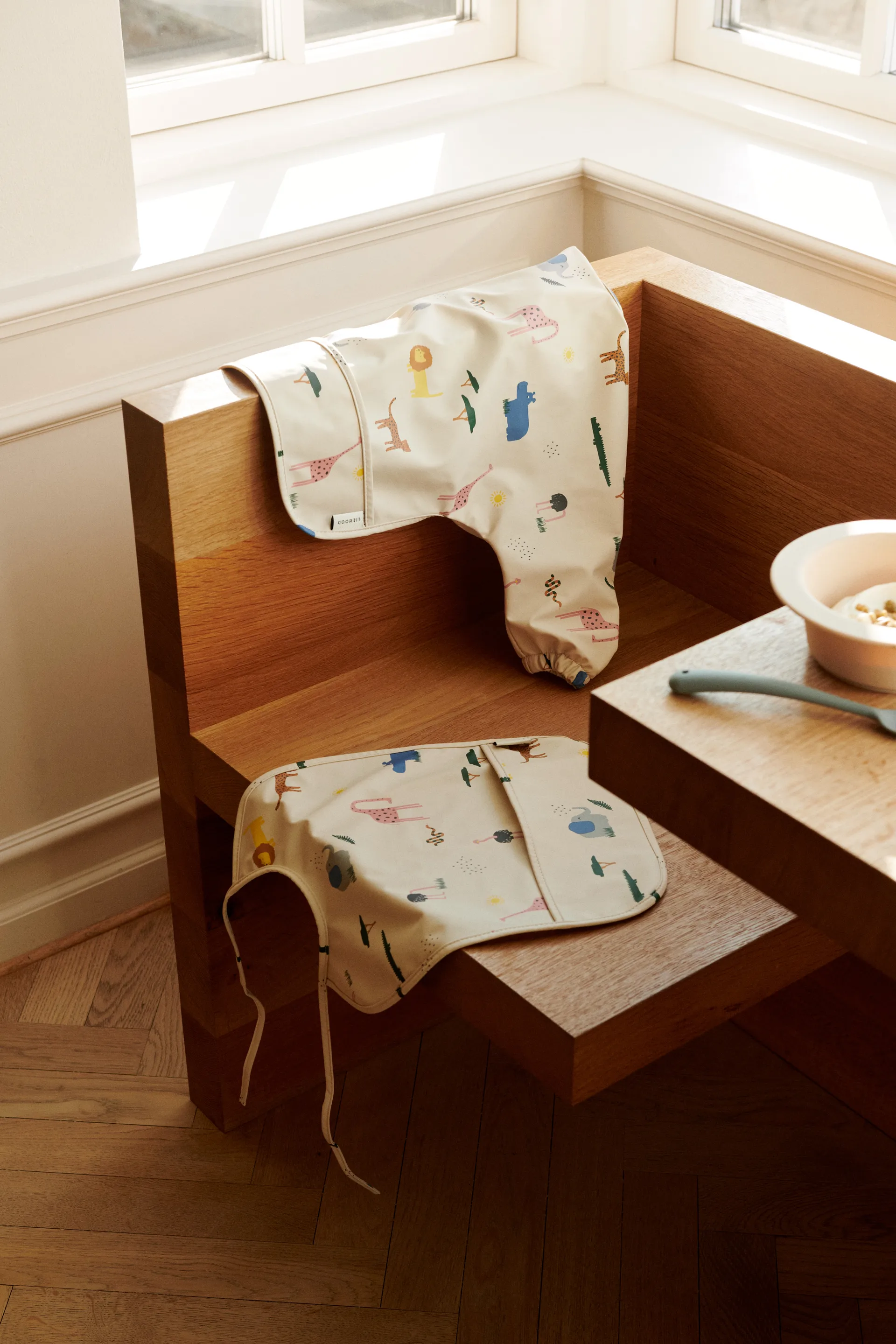 Merle bib with sleeve, Safari sandy mix Liewood