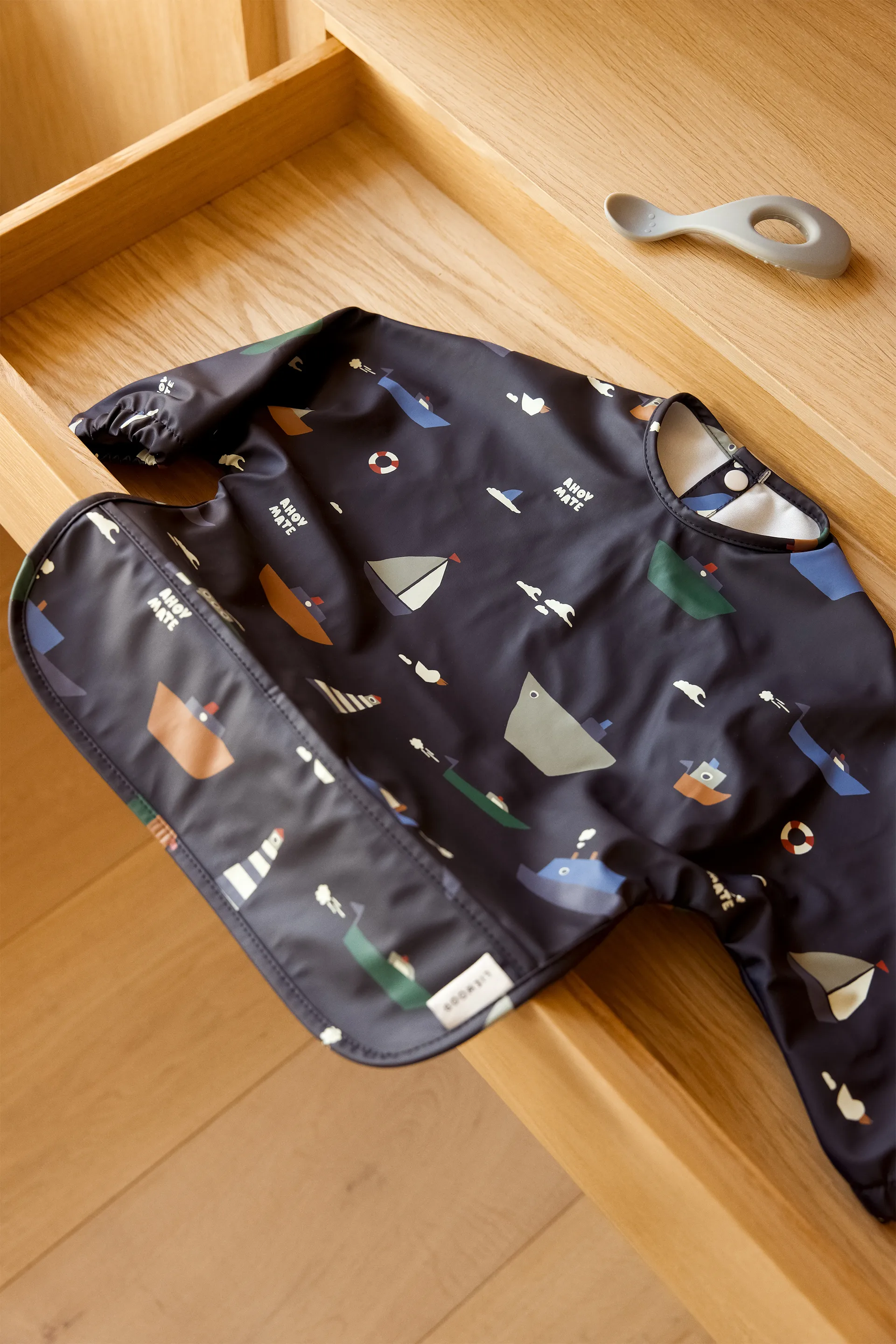 Merle bib with sleeve, Sailing-classic navy Liewood