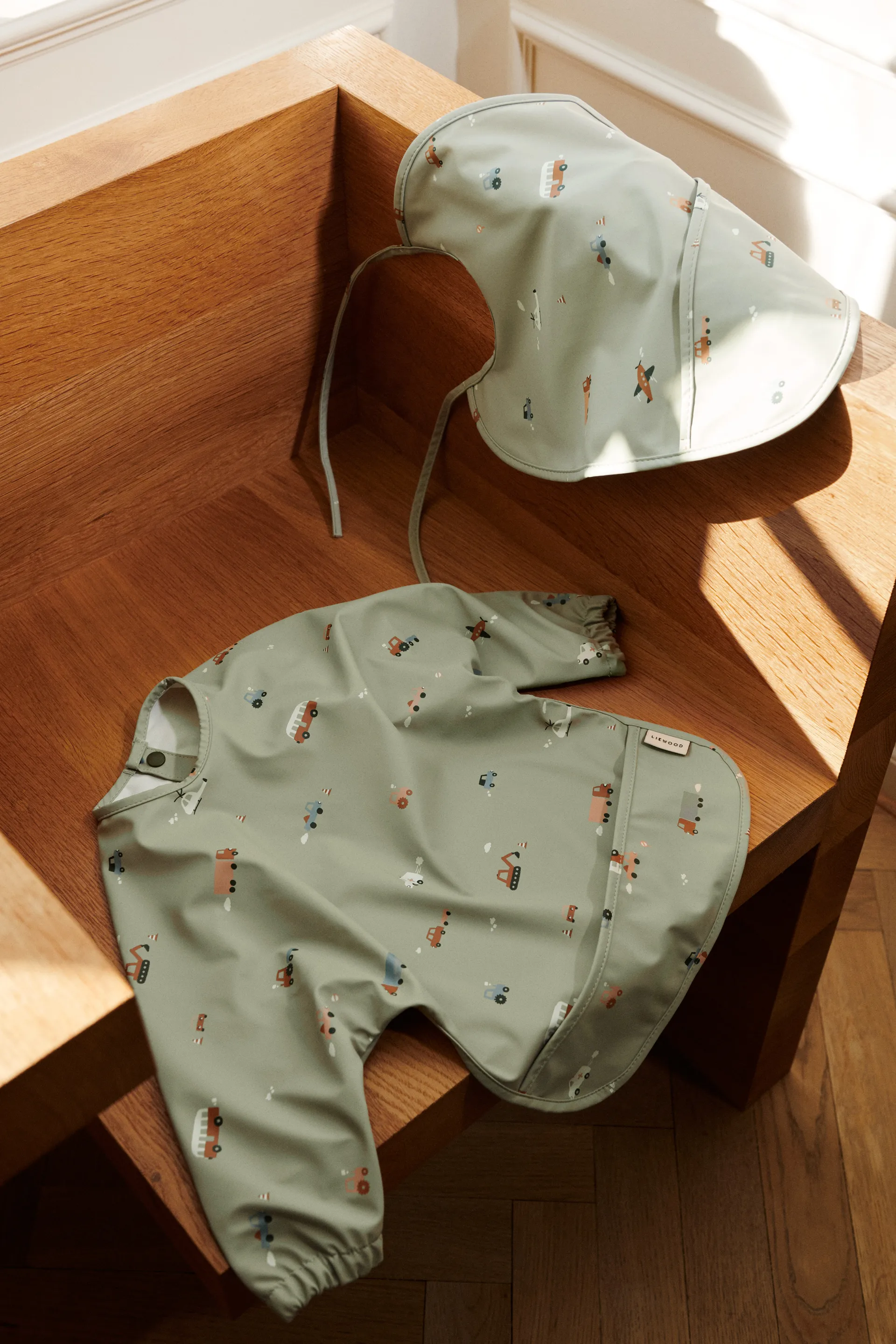 Merle bib with sleeve, Vehicles-dove blue mix Liewood