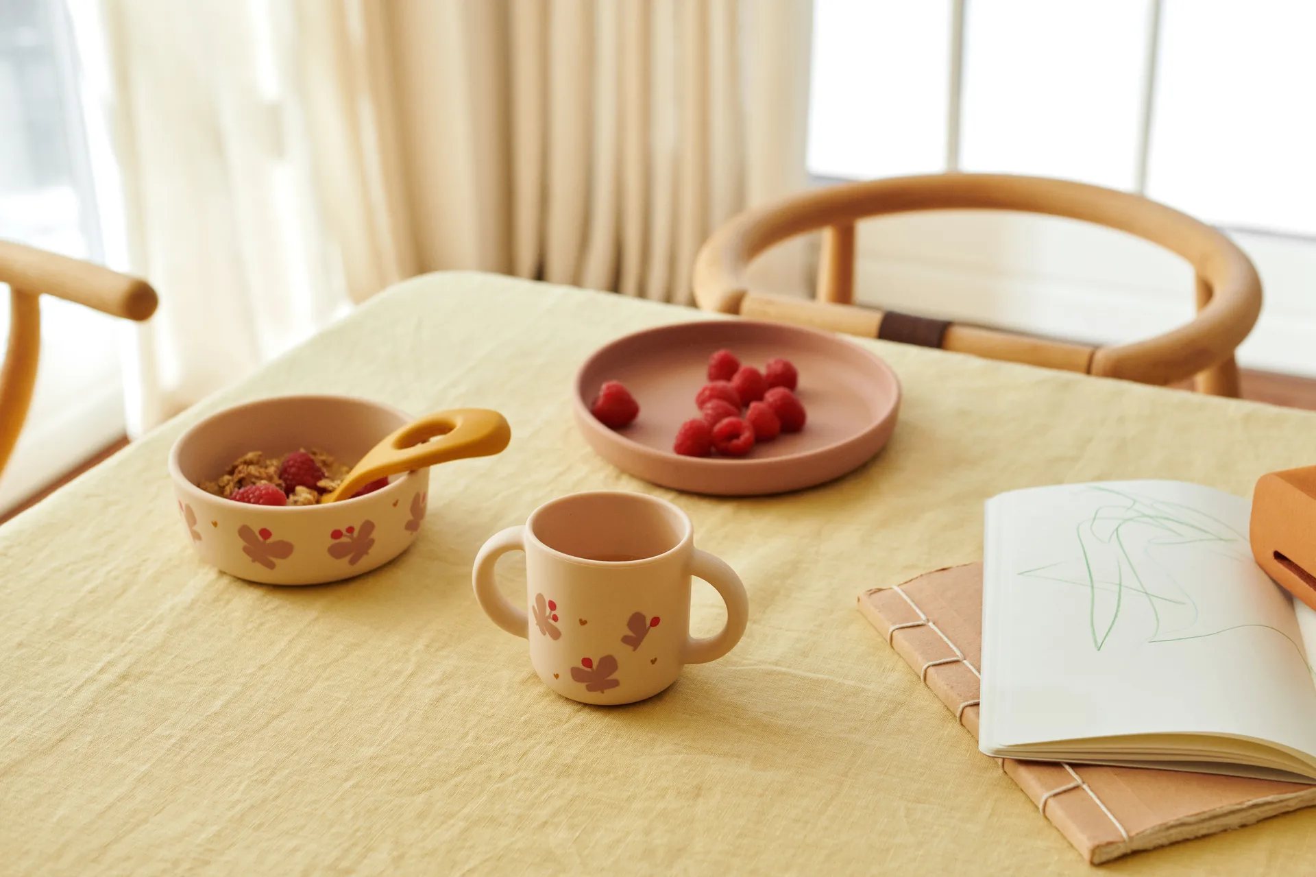 Vivi printed dinnerware set 4 pieces., Butterfly-apple blossom Liewood