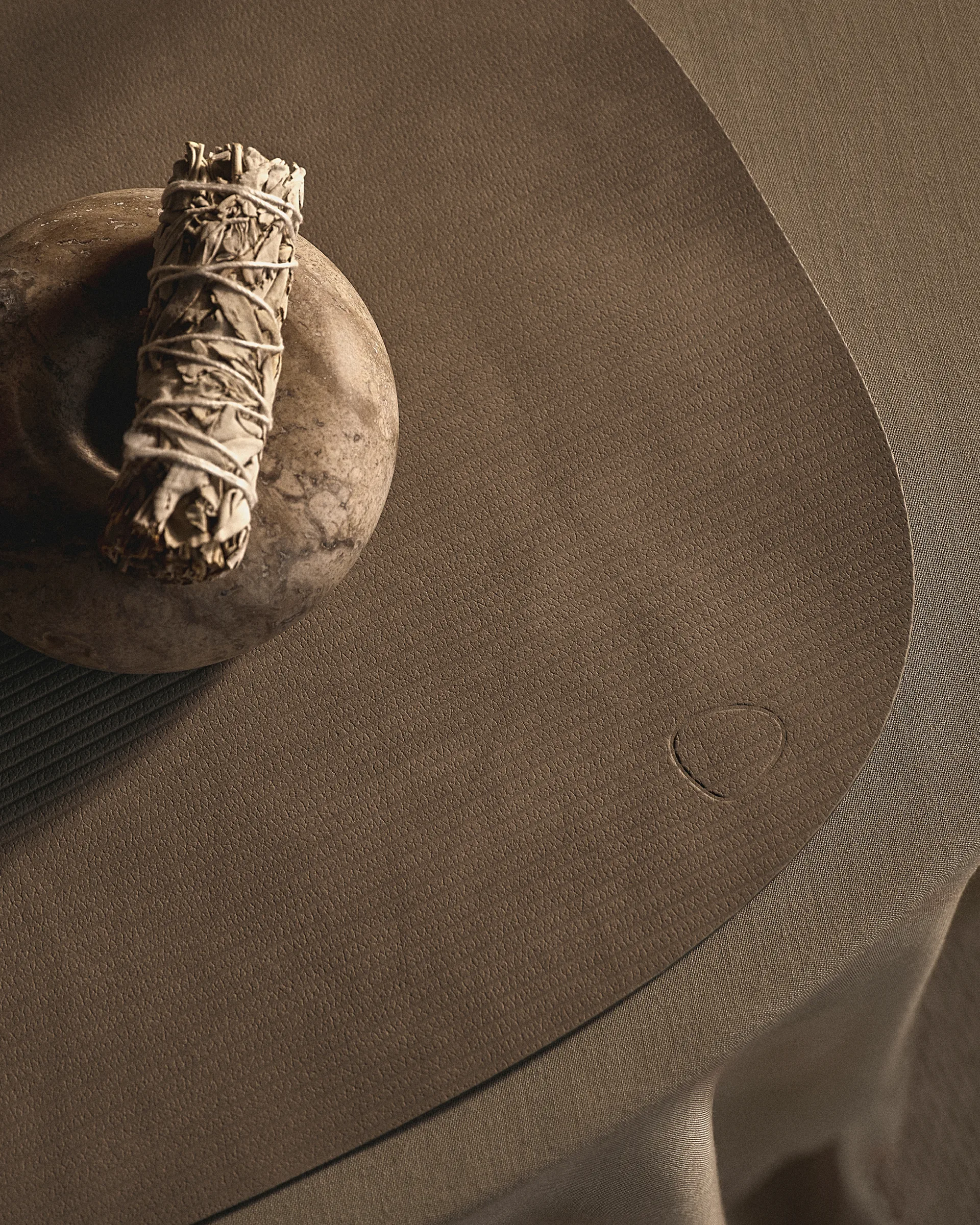 Corduroy placemat curve L, Nomad Grey LIND DNA