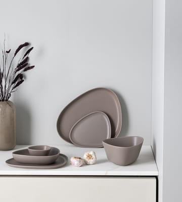 Curve Stoneware small plate 19x22 cm - Warm Grey - LIND DNA