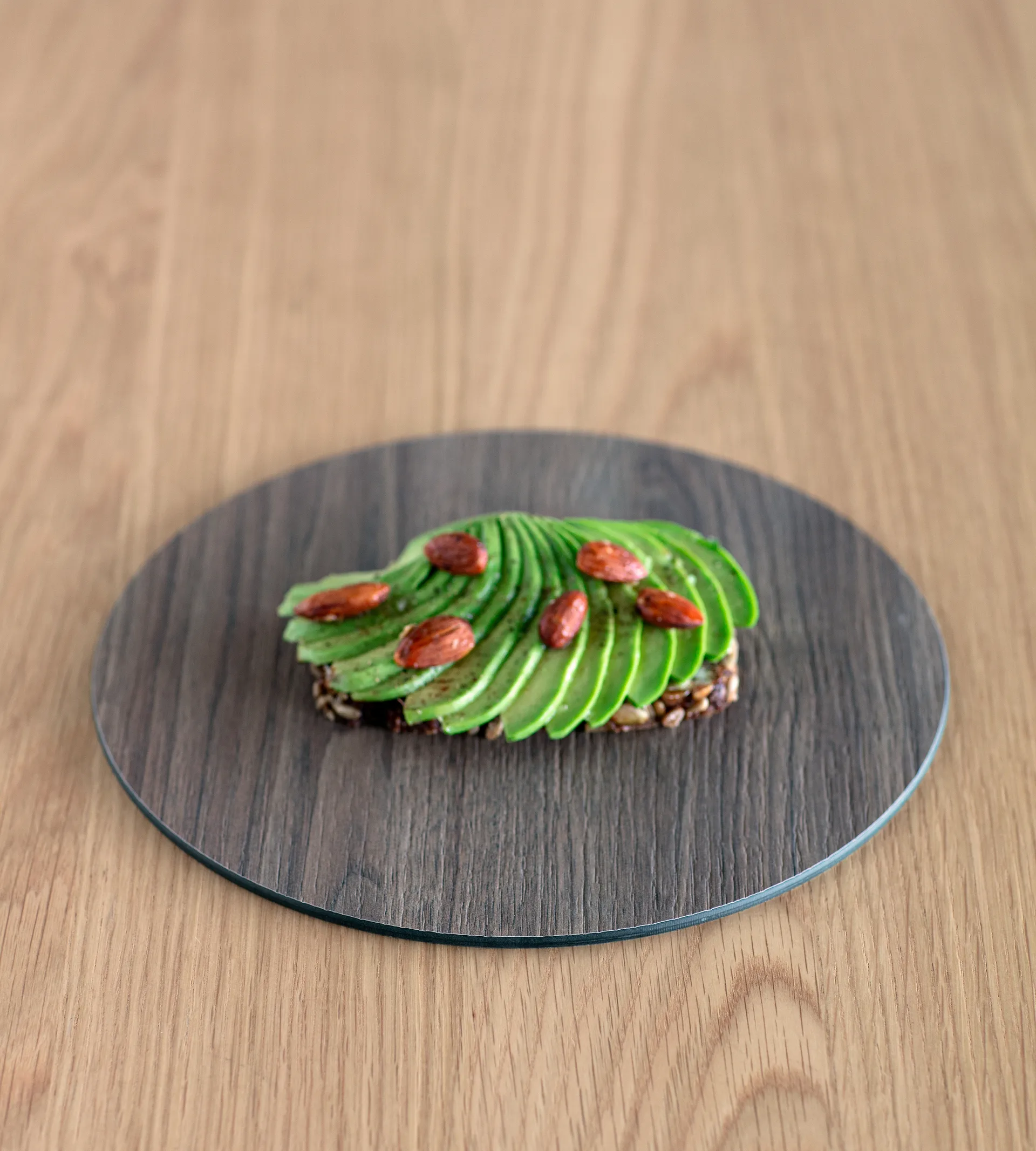 Cut & Serve circle round chopping board S, Walnut LIND DNA
