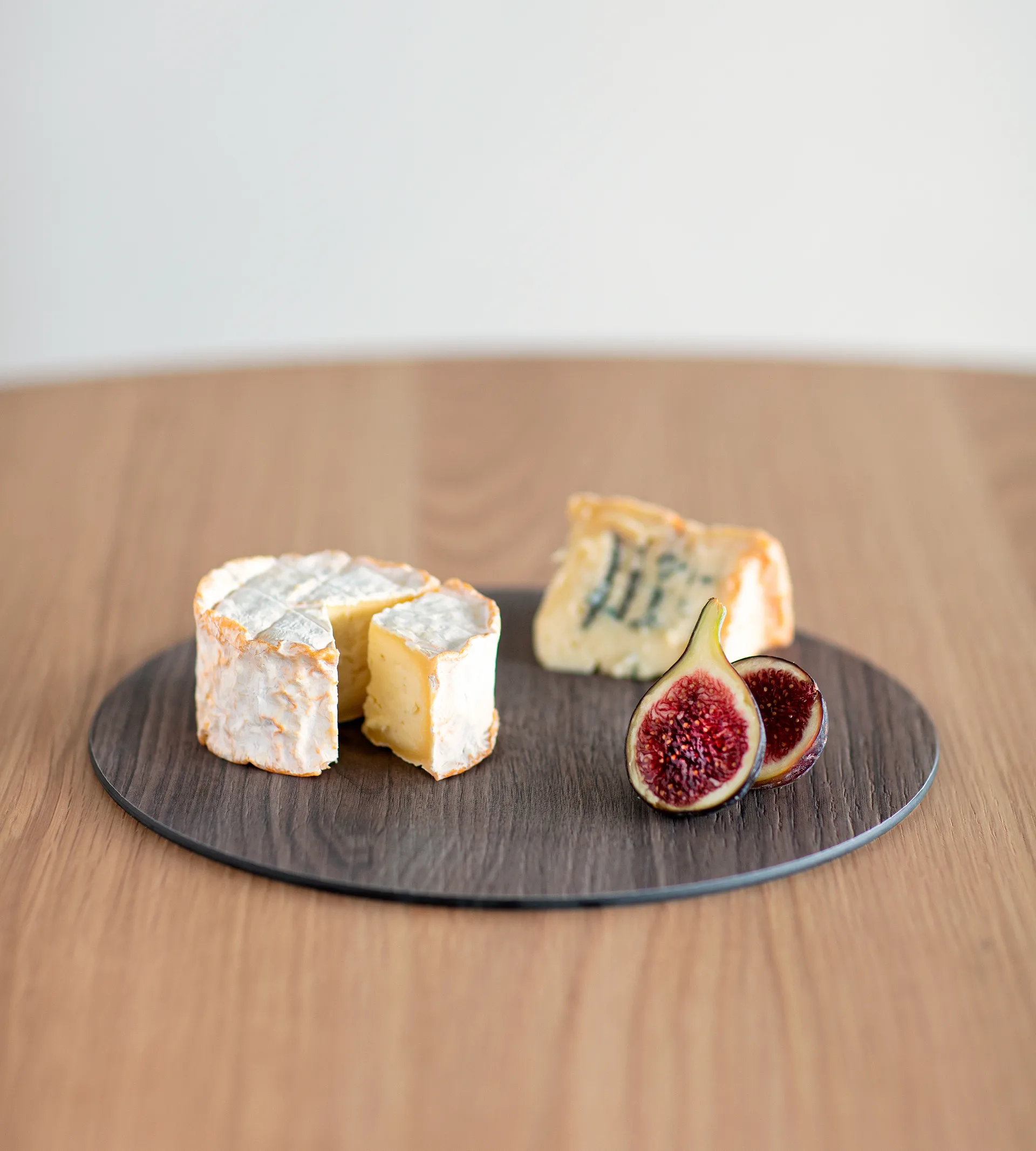 Cut & Serve circle round chopping board S, Walnut LIND DNA