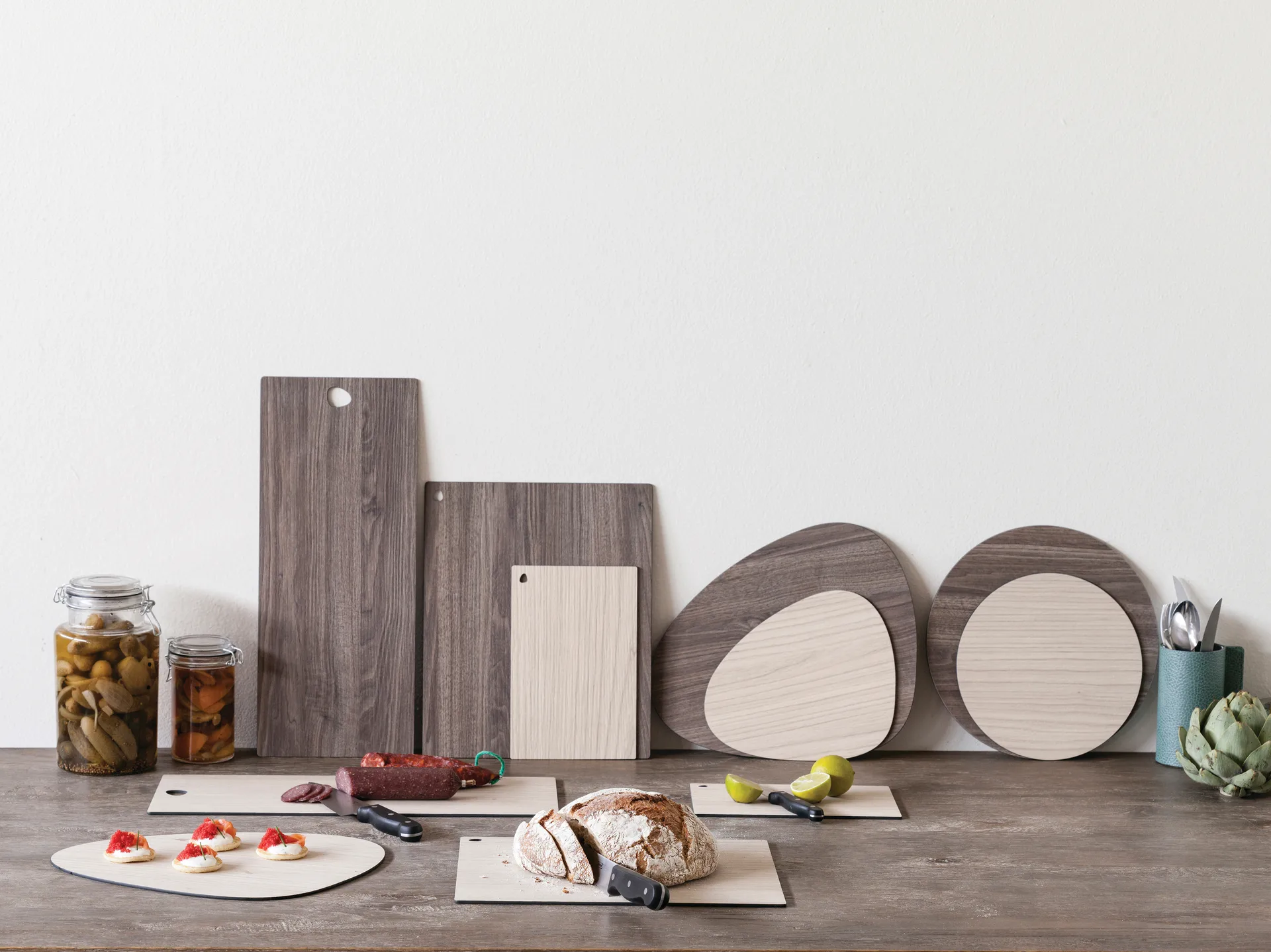 Cut & Serve circle round chopping board S, Walnut LIND DNA