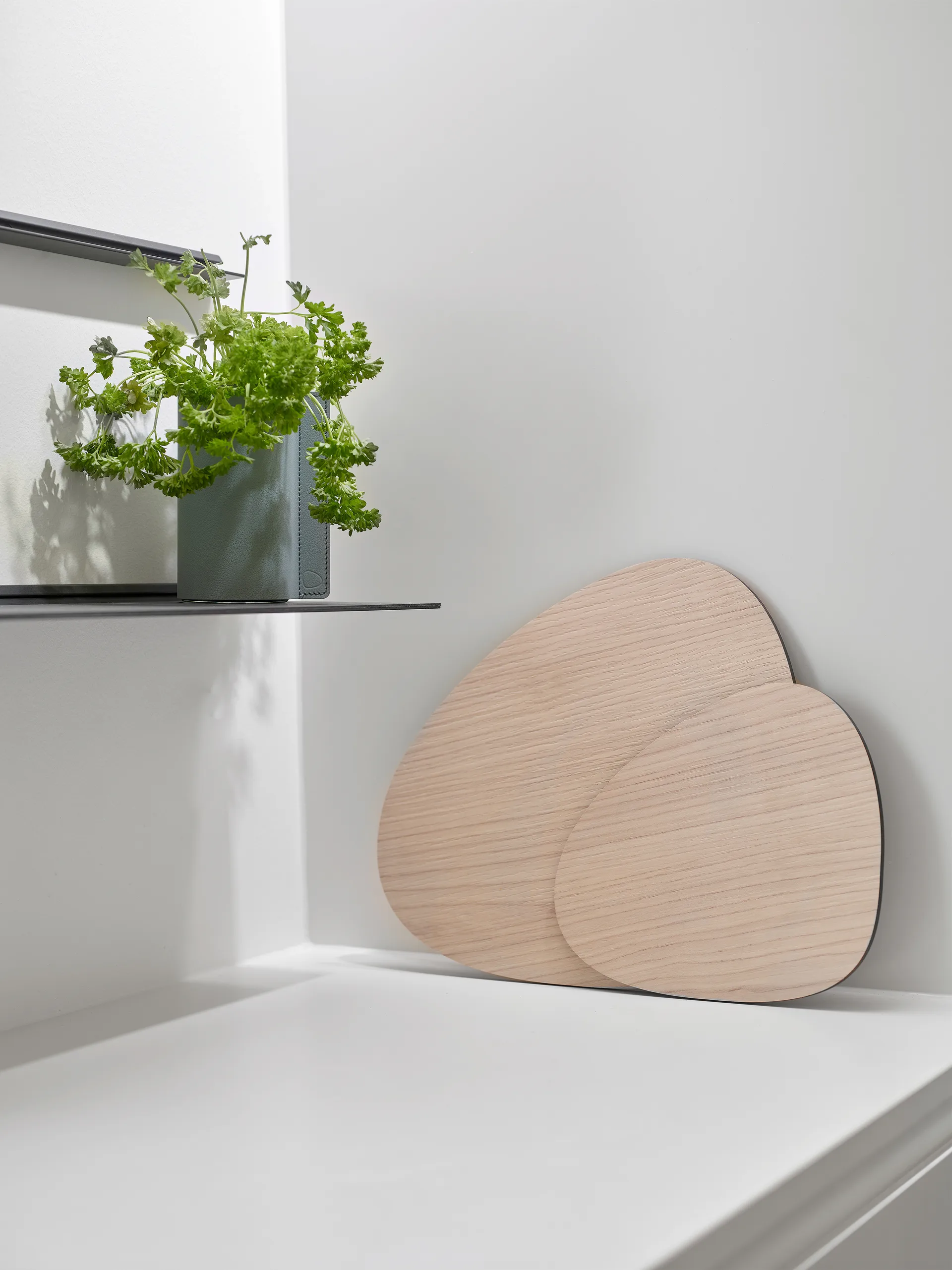 Cut & Serve curve chopping board S, Ash LIND DNA