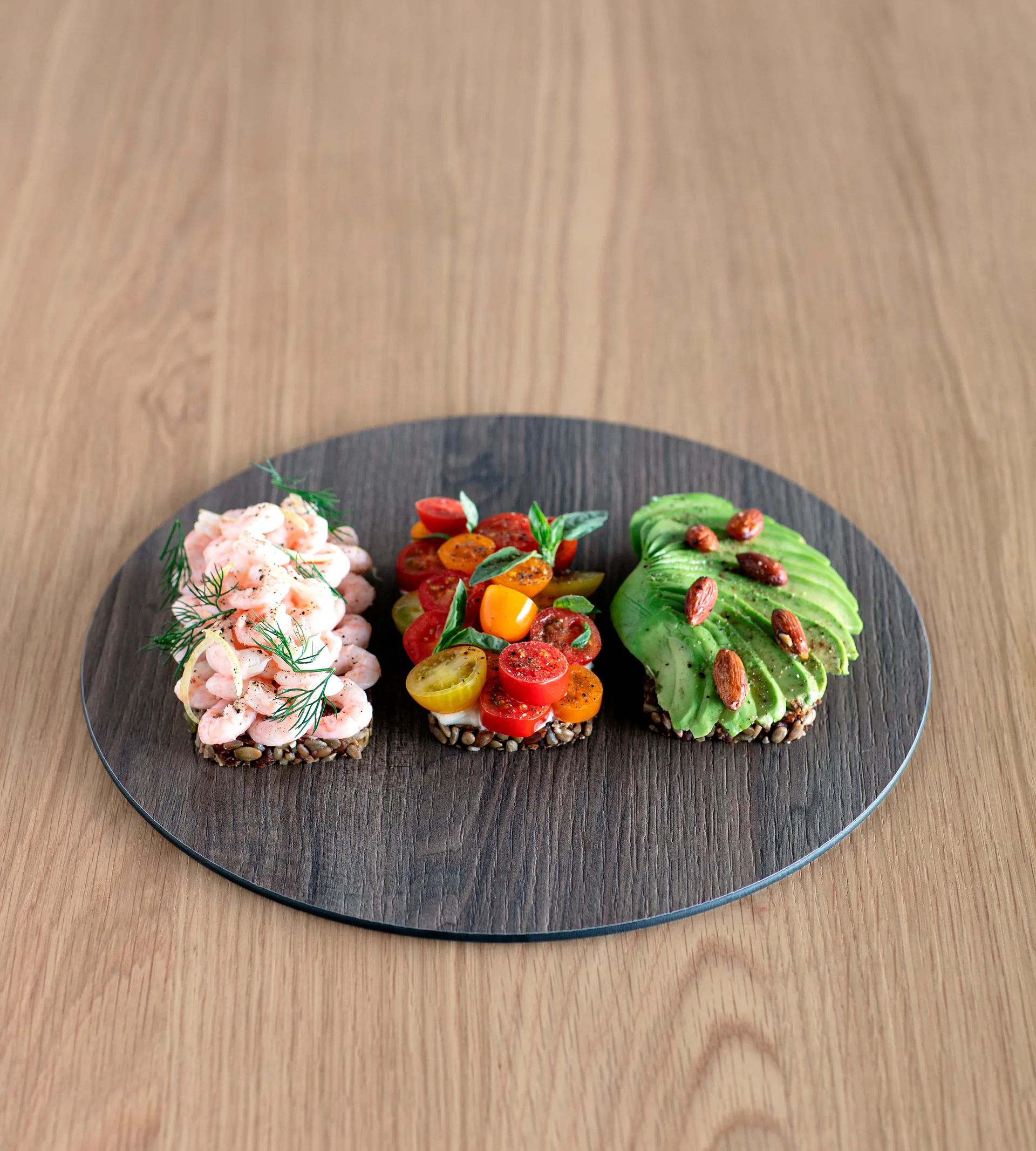 Cut & Serve round chopping board M, Walnut LIND DNA