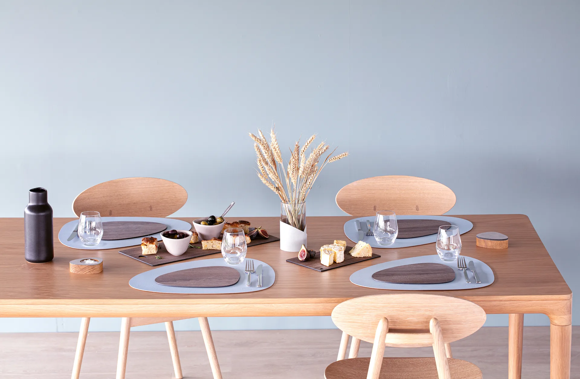 Cut & Serve square chopping board L, Walnut LIND DNA