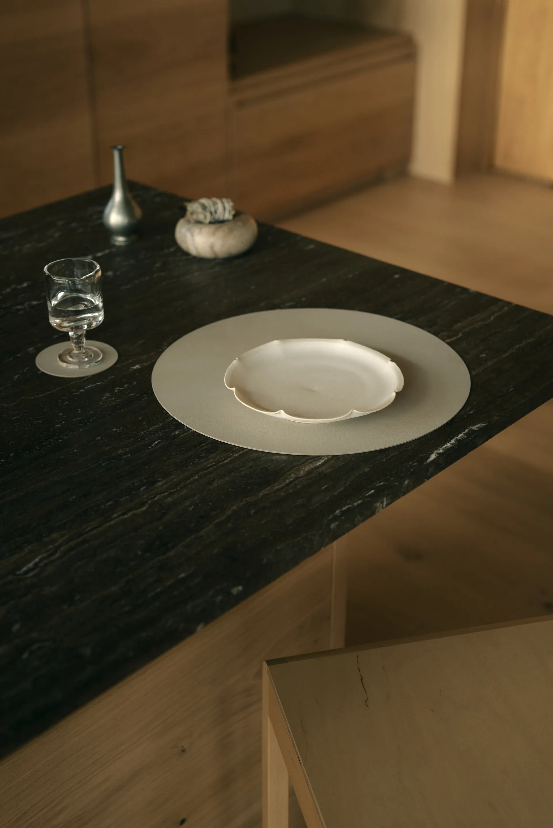 Nupo placemat, Oyster white, circle, L LIND DNA