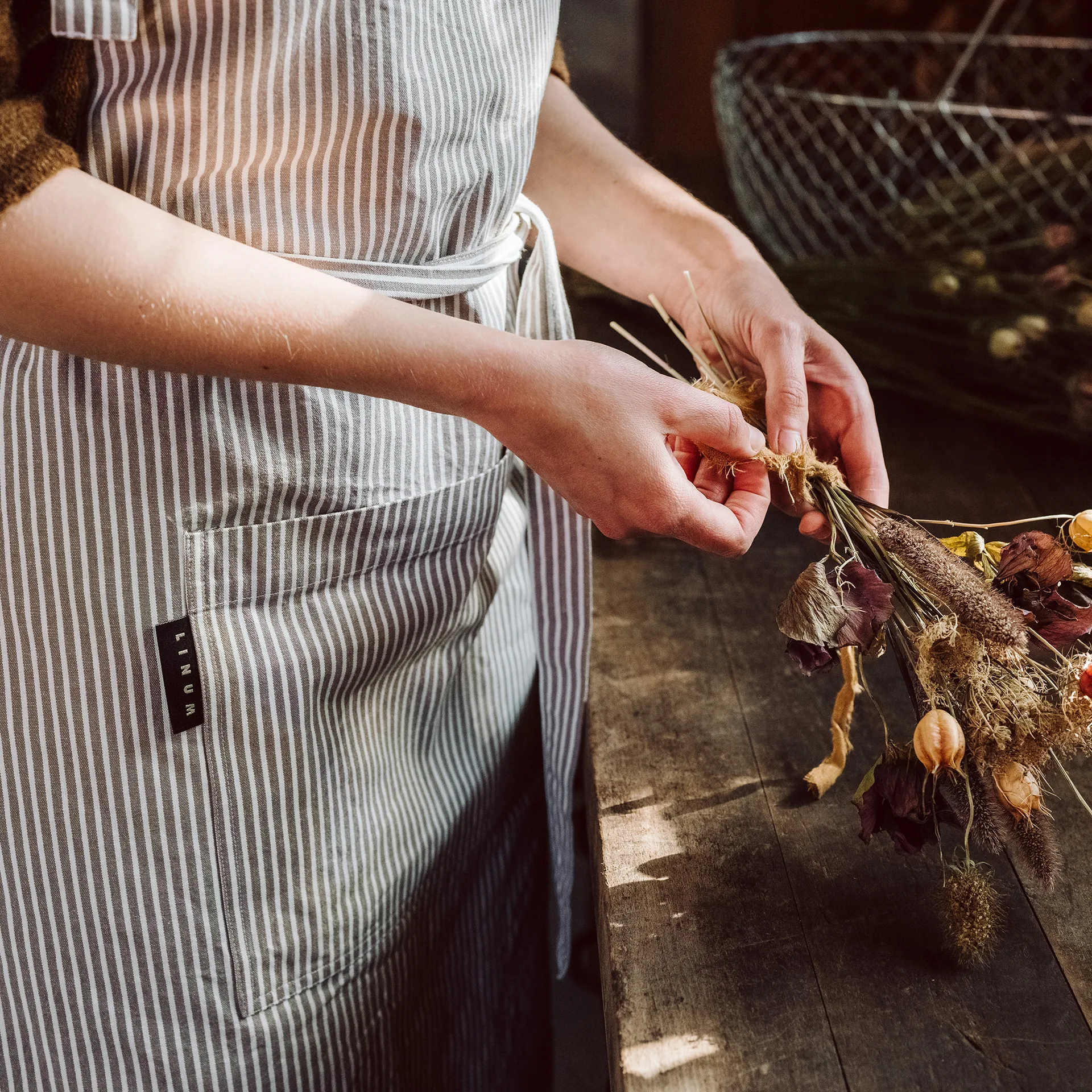 Emma apron, Mole brown Linum