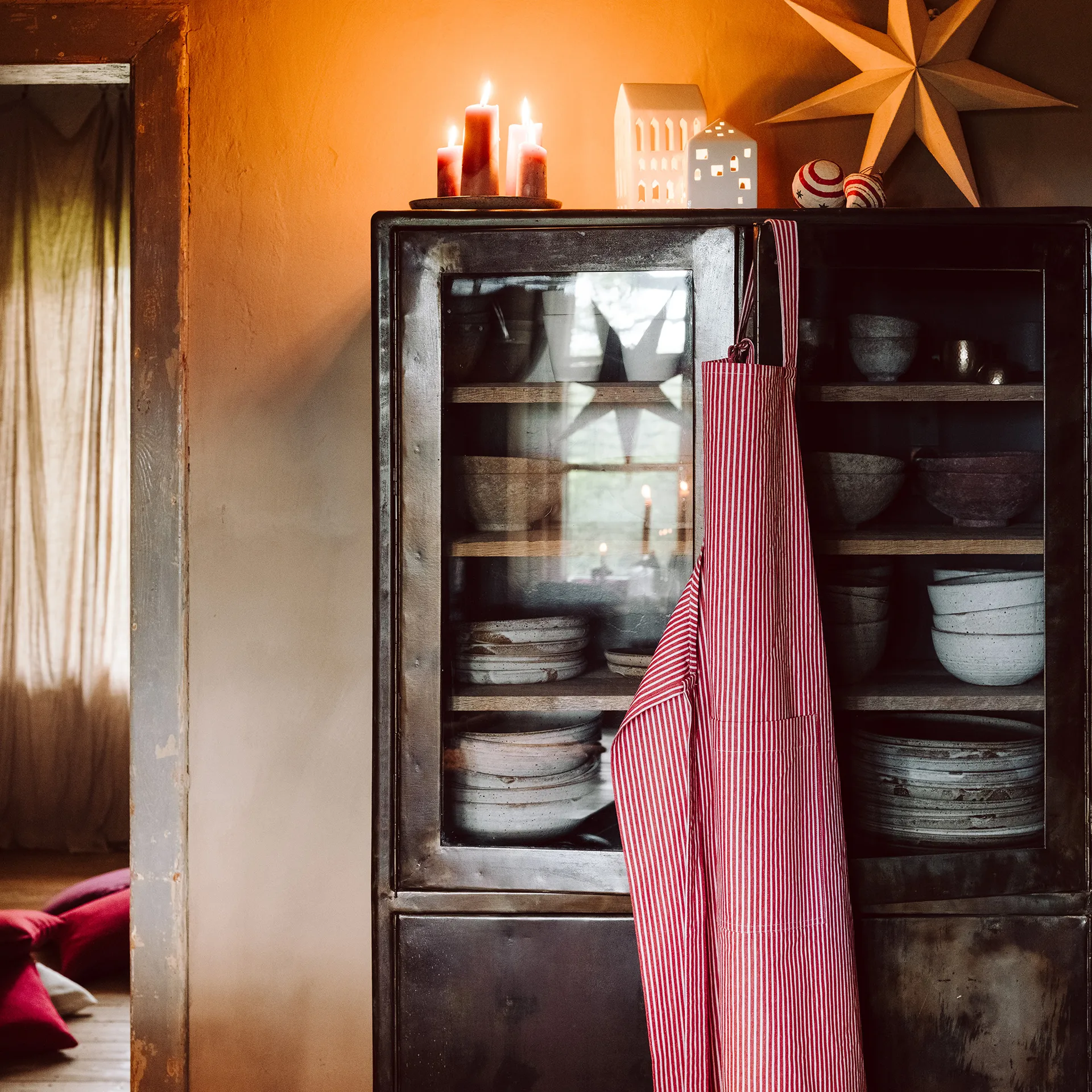 Emma apron, Red Linum