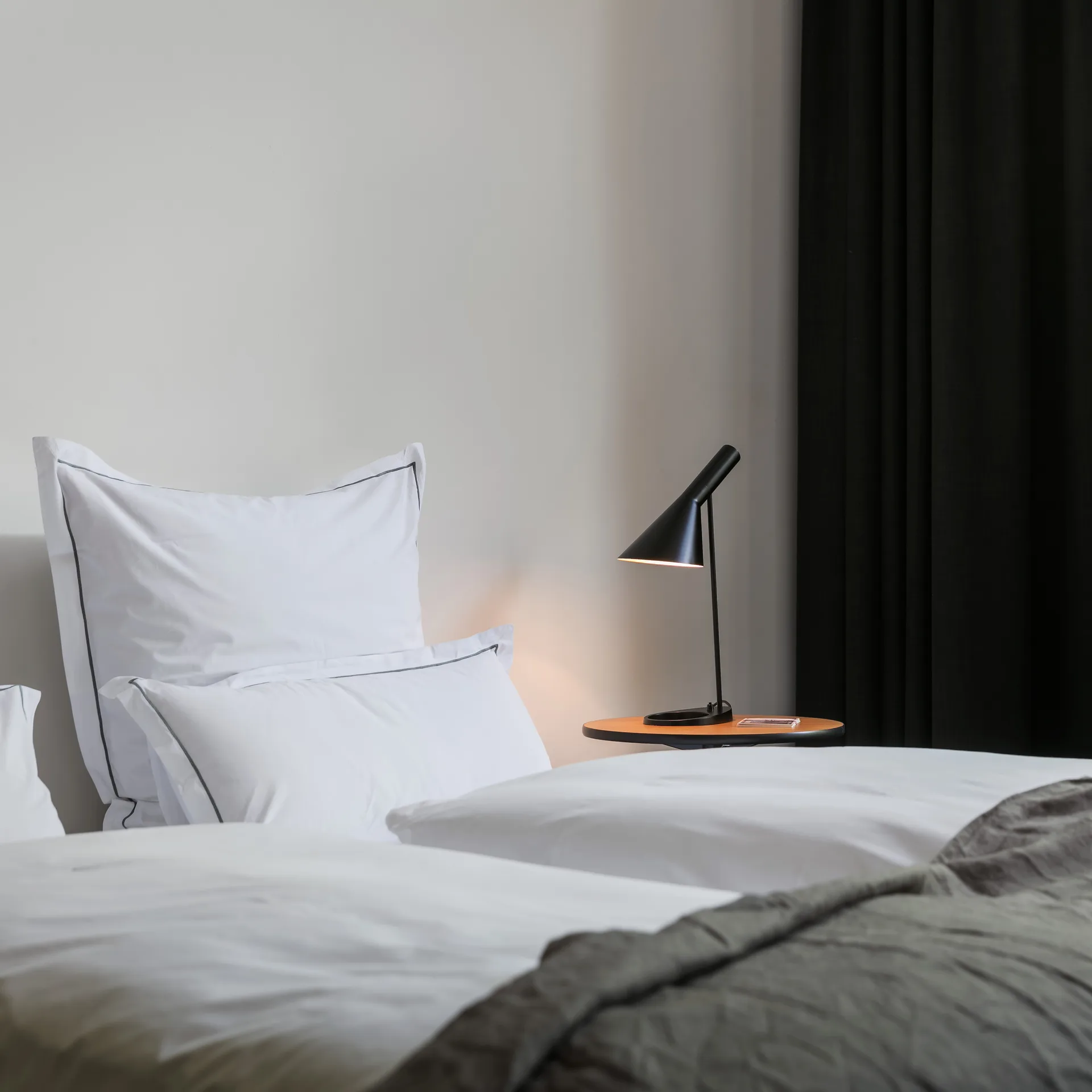 AJ table lamp, Black Louis Poulsen