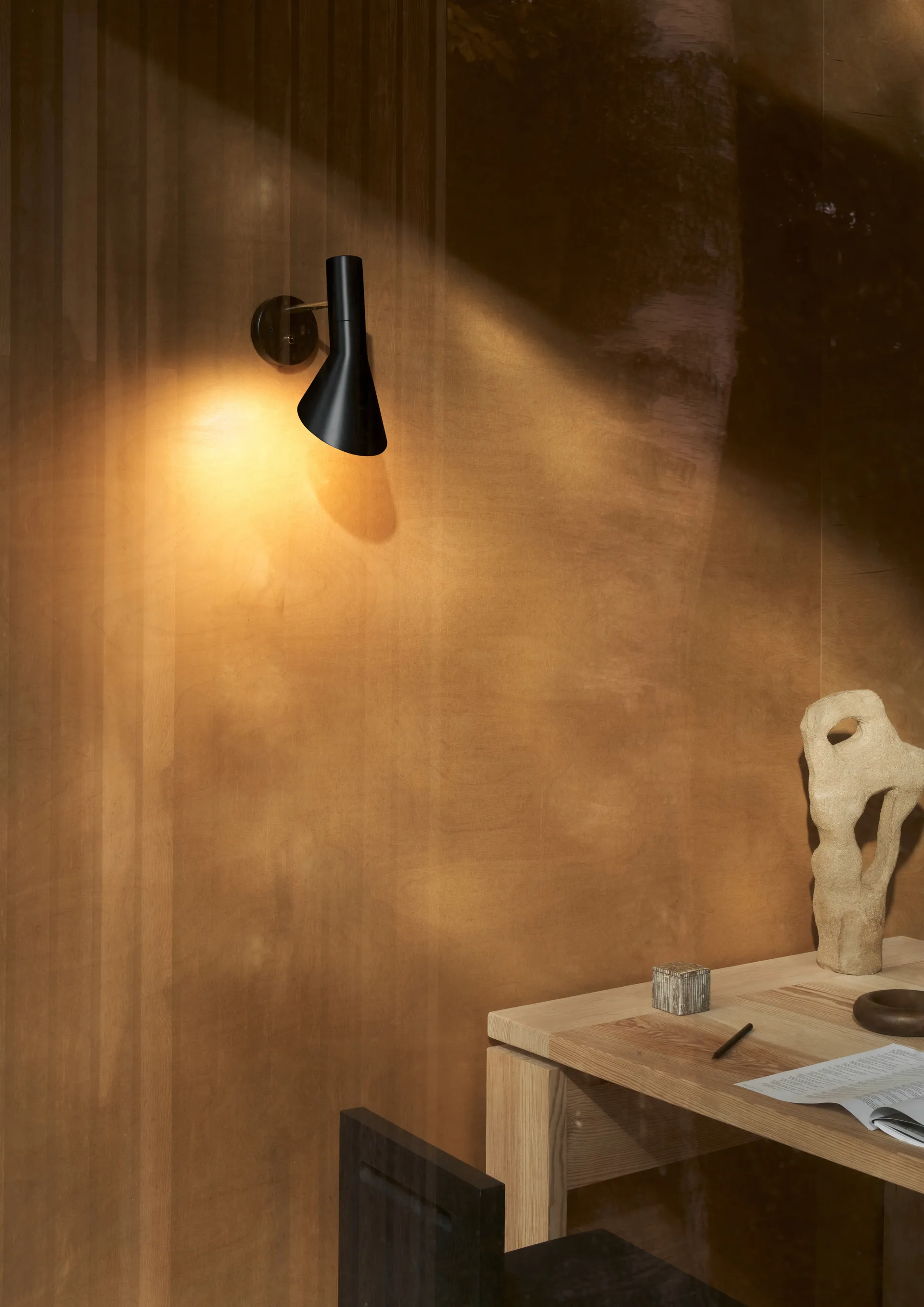 AJ wall lamp fixed installation, Brass-black Louis Poulsen