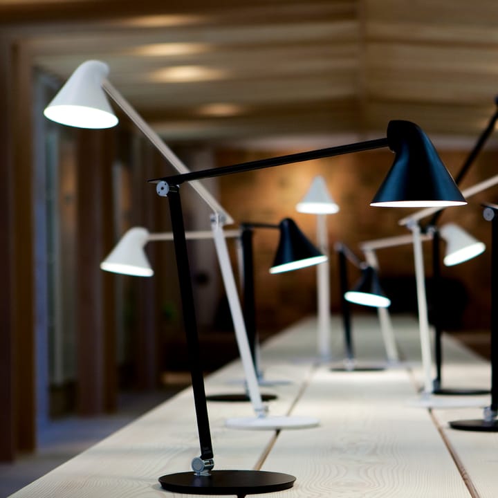 NJP desk lamp - White, pin ø10 cm, 3000k - Louis Poulsen