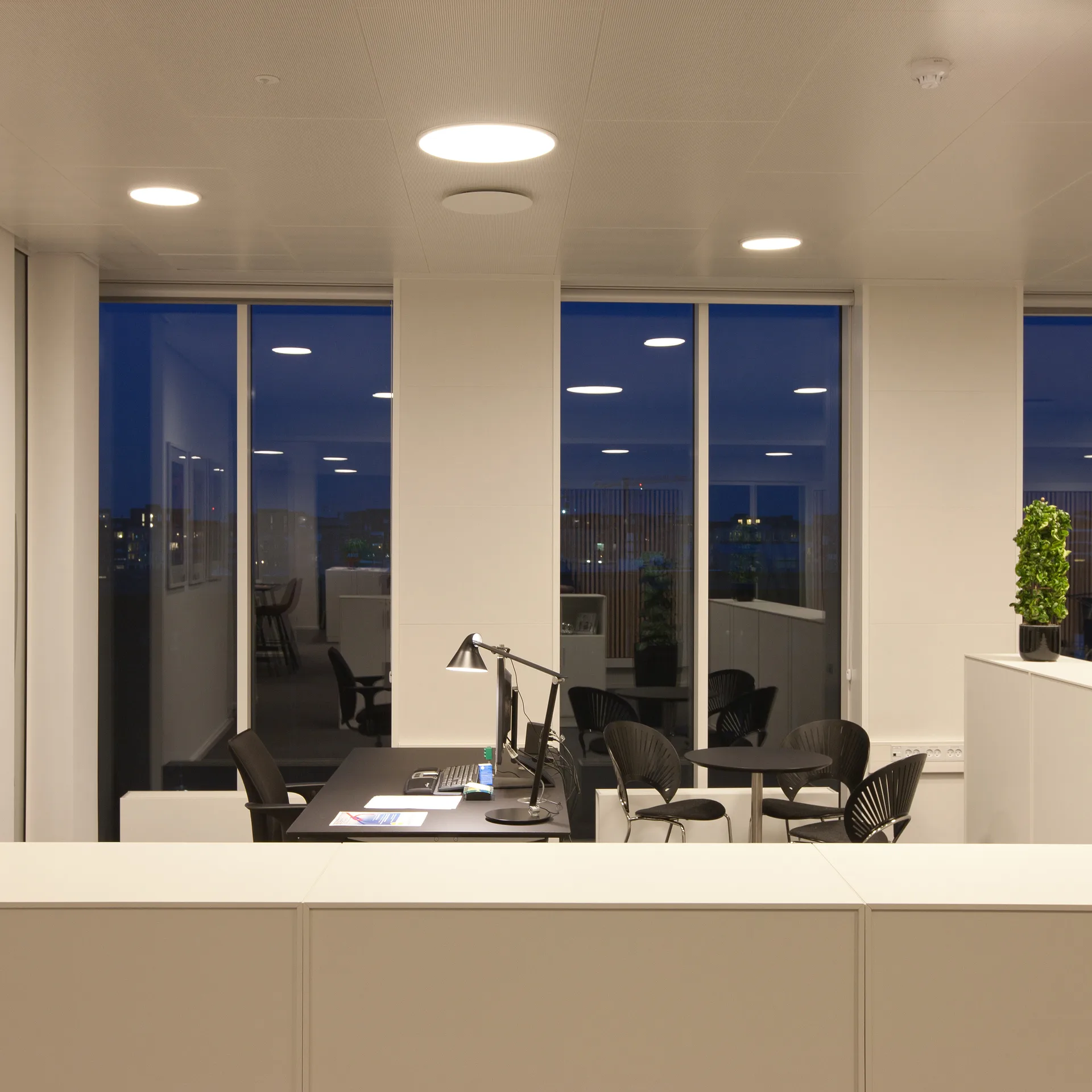 NJP table lamp, Black Louis Poulsen