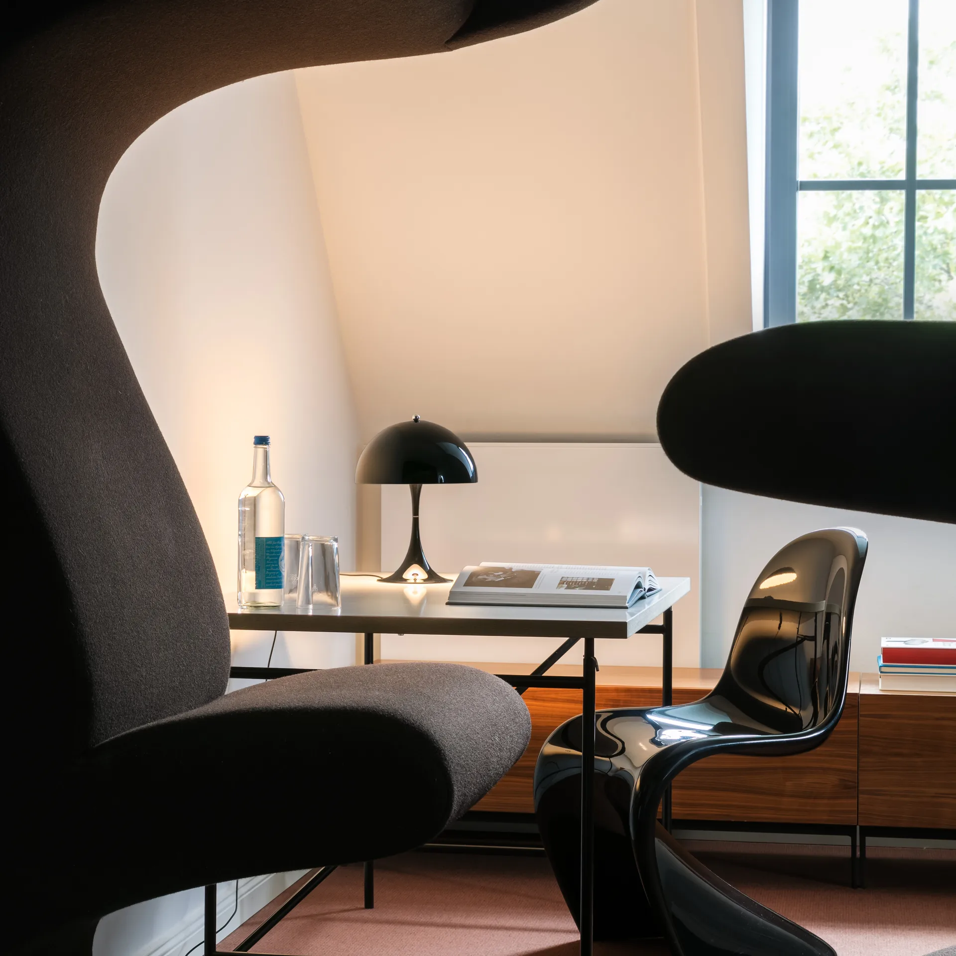 Panthella 250 table lamp, Black Louis Poulsen