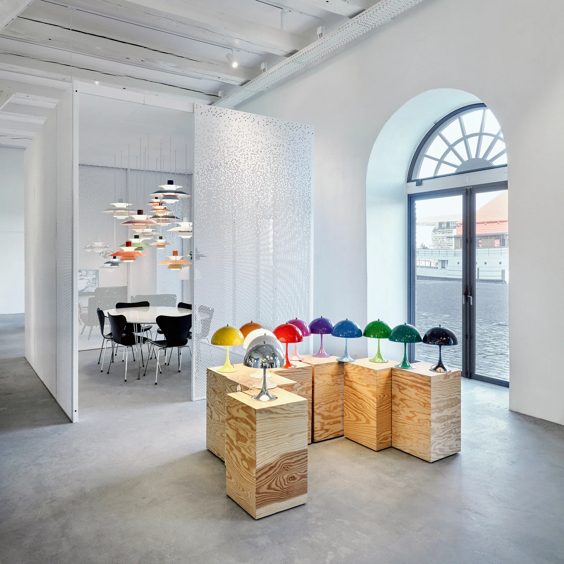 Panthella 250 table lamp, White Louis Poulsen