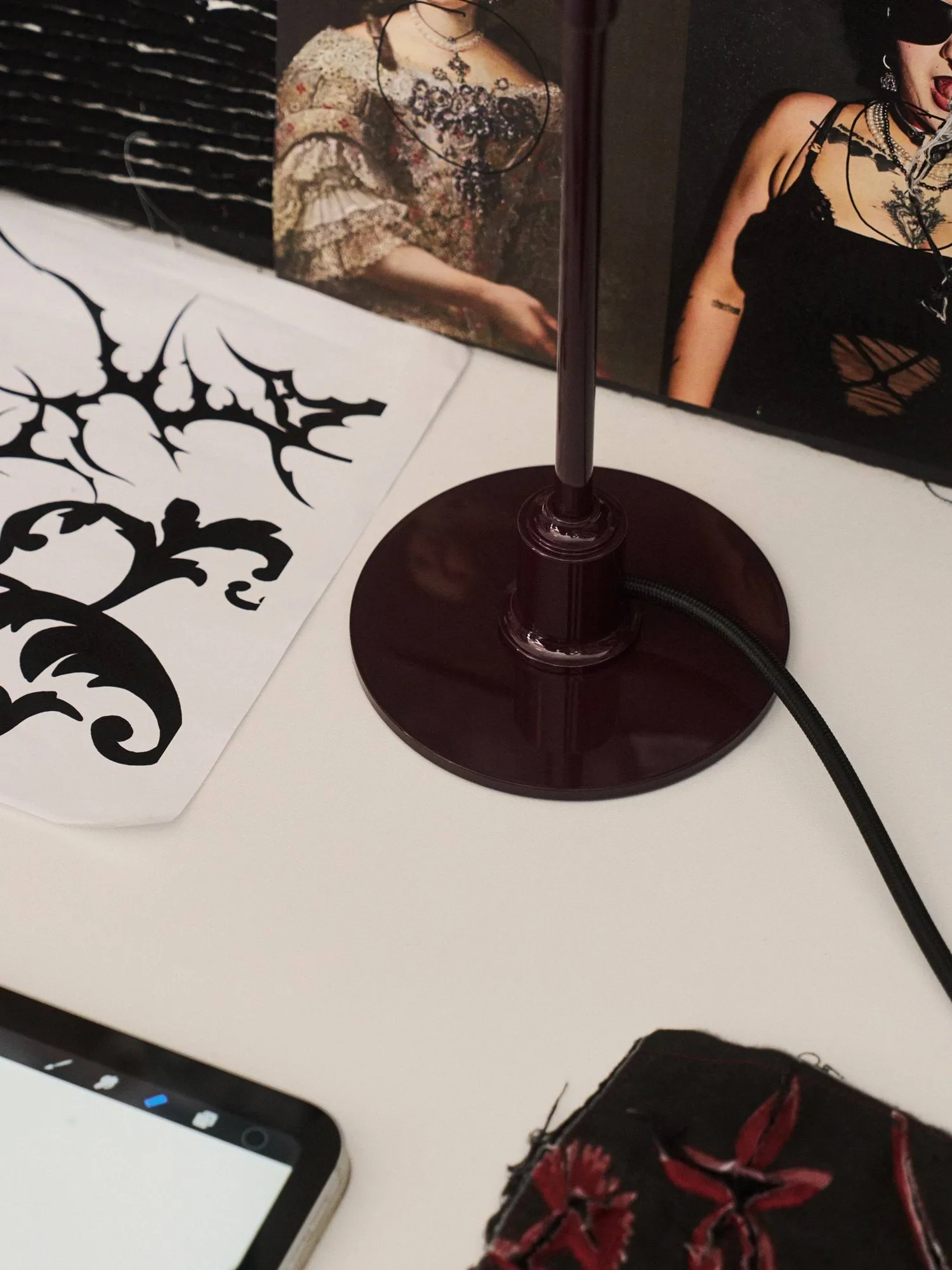 PH 2/1 table lamp, Glossy burgundy Louis Poulsen