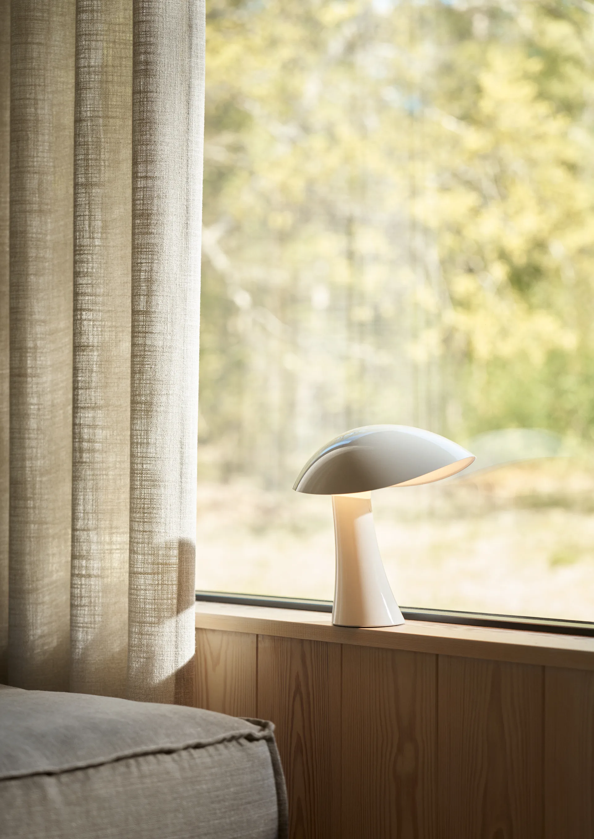 Rumee 220 portable table lamp, Cloud White Louis Poulsen