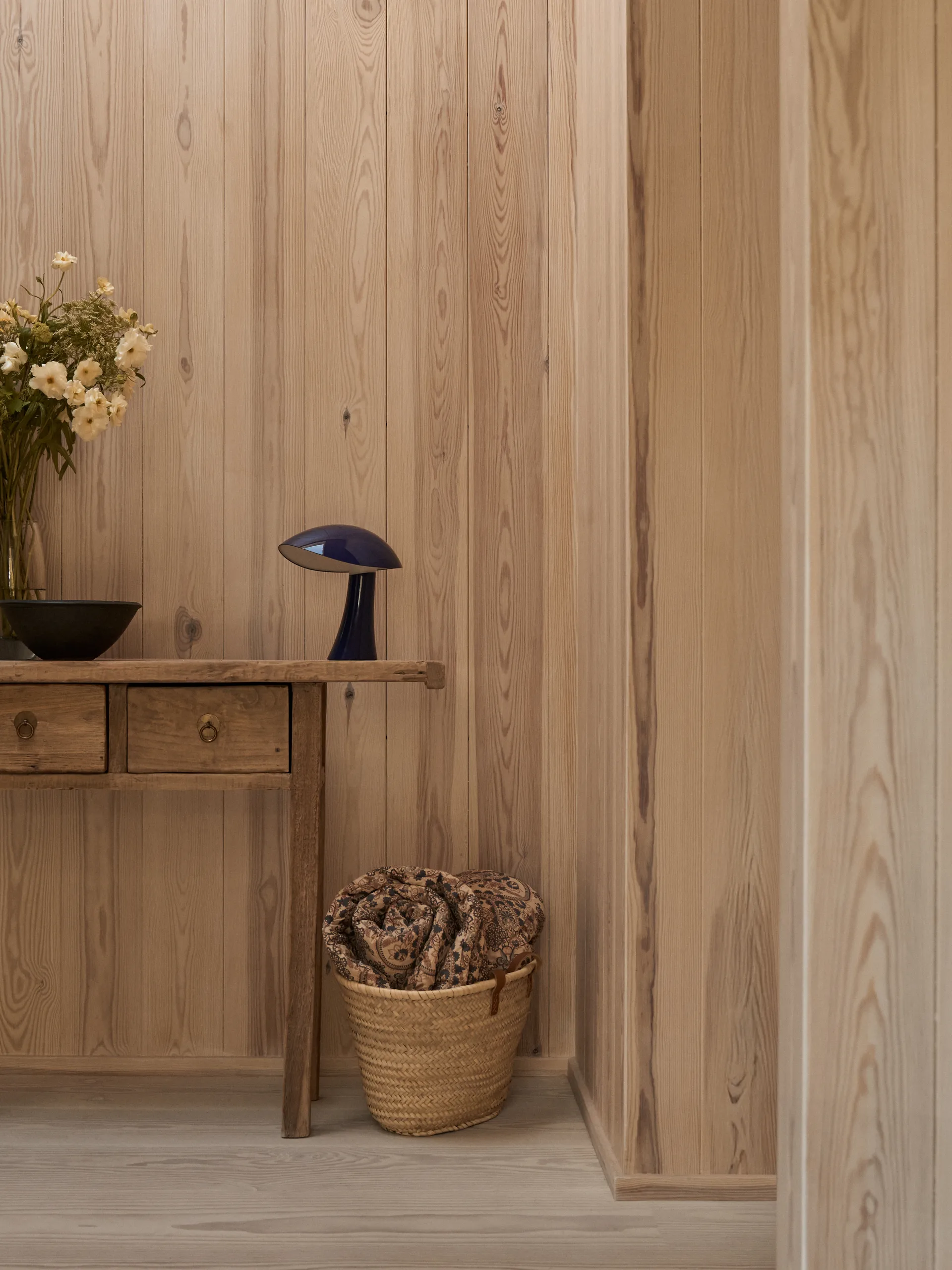 Rumee 220 portable table lamp, Night Blue Louis Poulsen