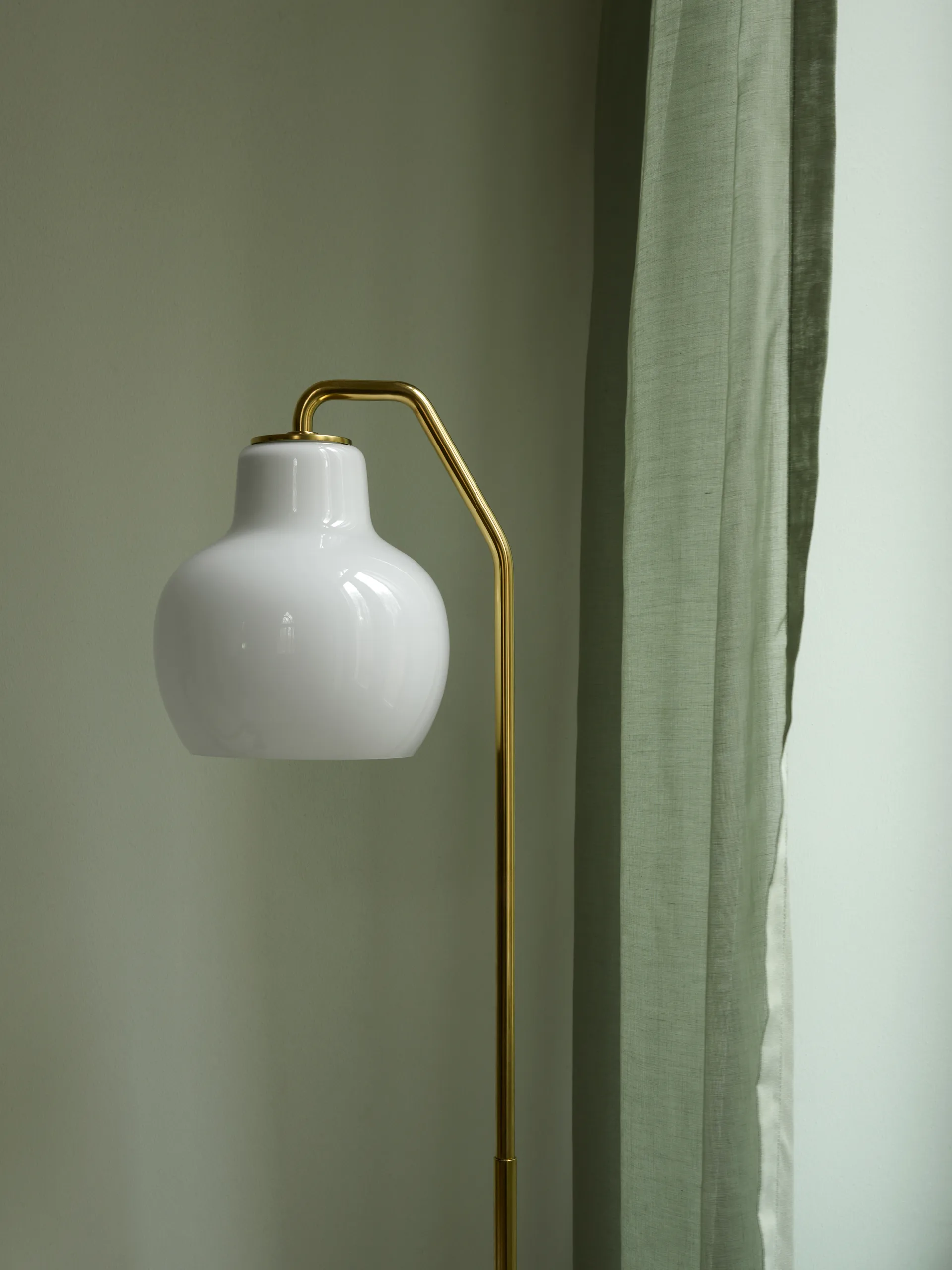 VL Ring Crown floor lamp, Brass-opal glass Louis Poulsen