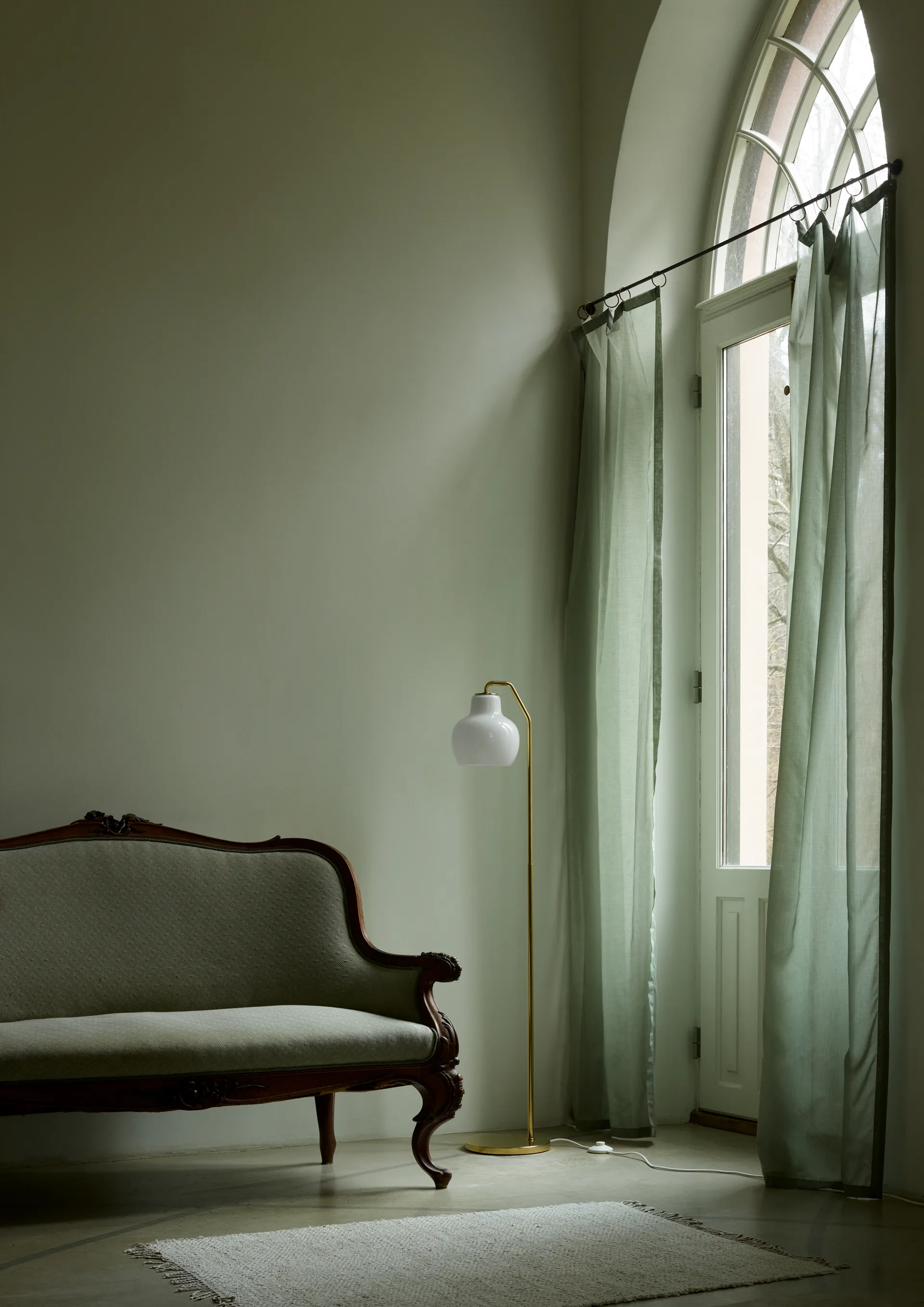 VL Ring Crown floor lamp, Brass-opal glass Louis Poulsen