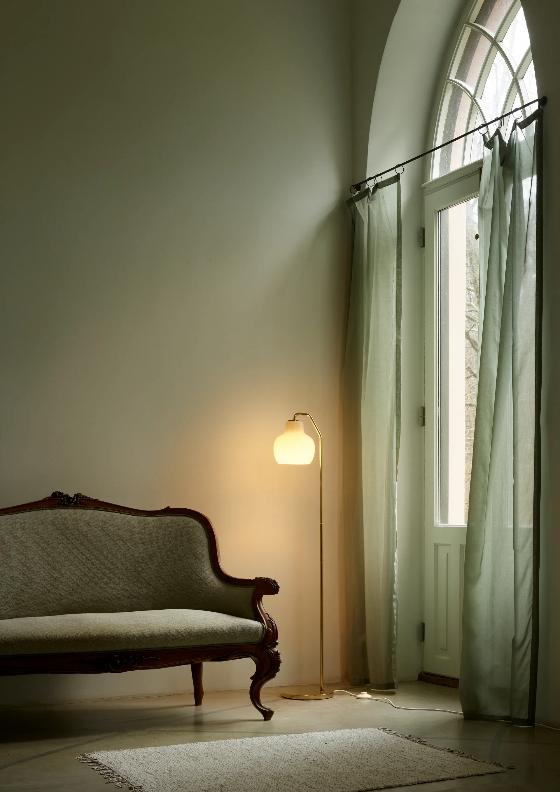 VL Ring Crown floor lamp, Brass-opal glass Louis Poulsen