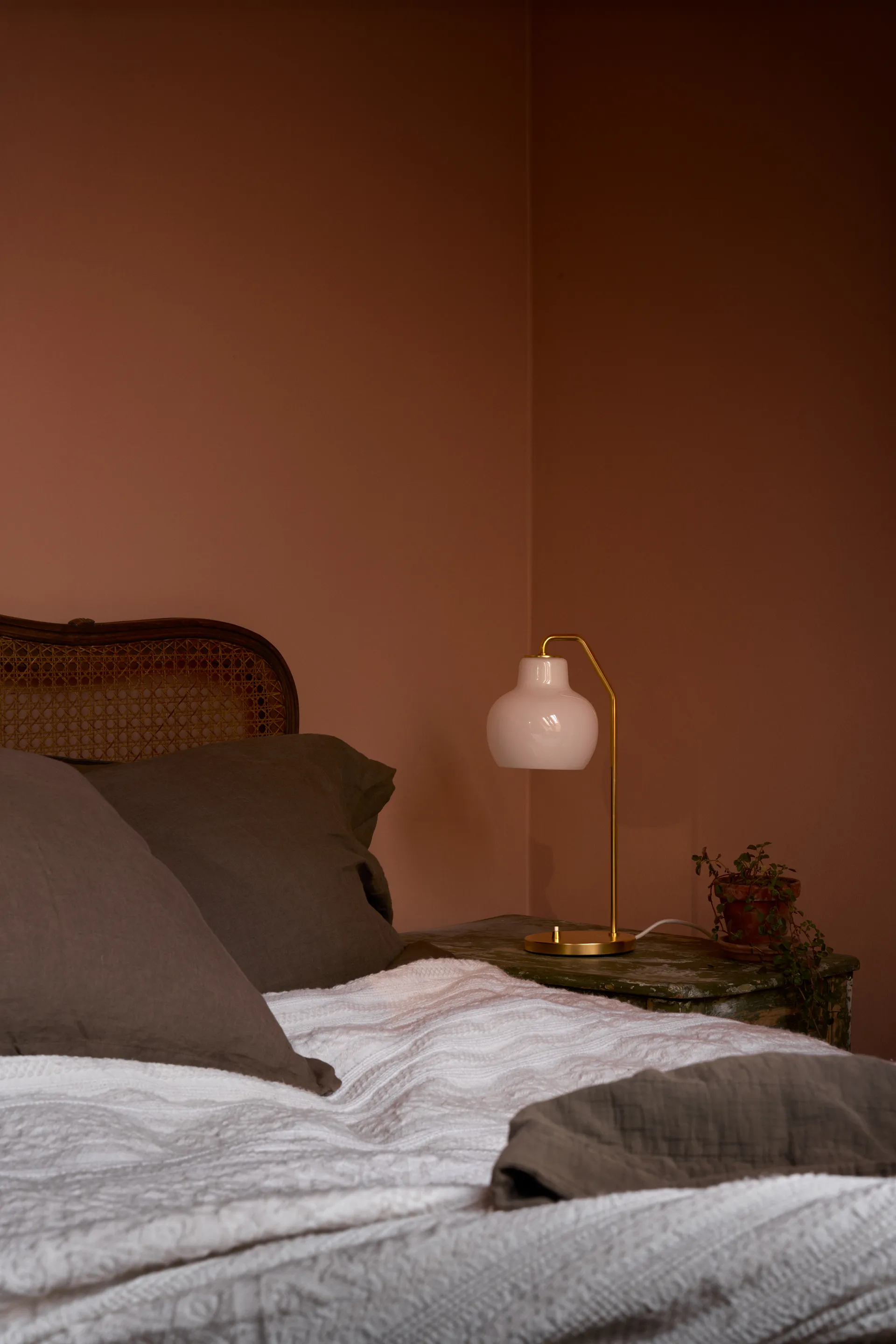 VL Ring Crown table lamp Ø15 cm, Brass-opal glass Louis Poulsen