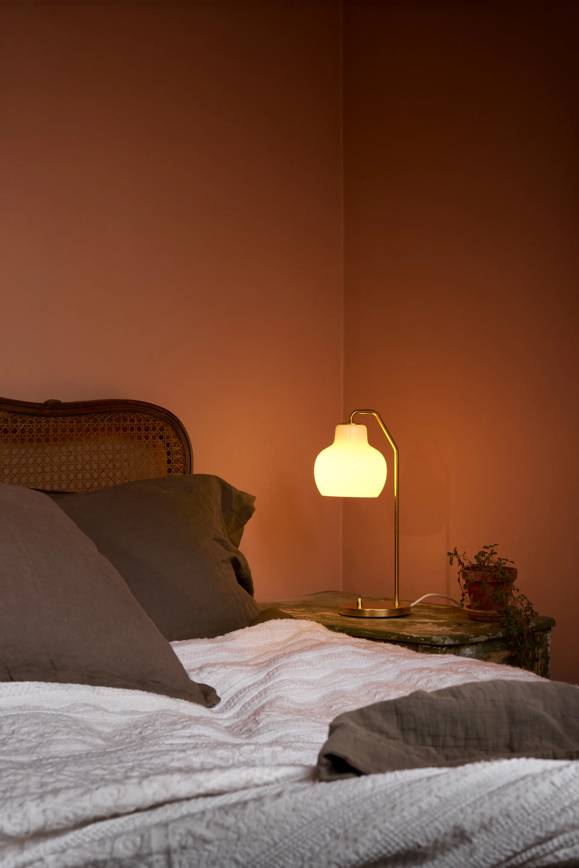 VL Ring Crown table lamp Ø15 cm, Brass-opal glass Louis Poulsen