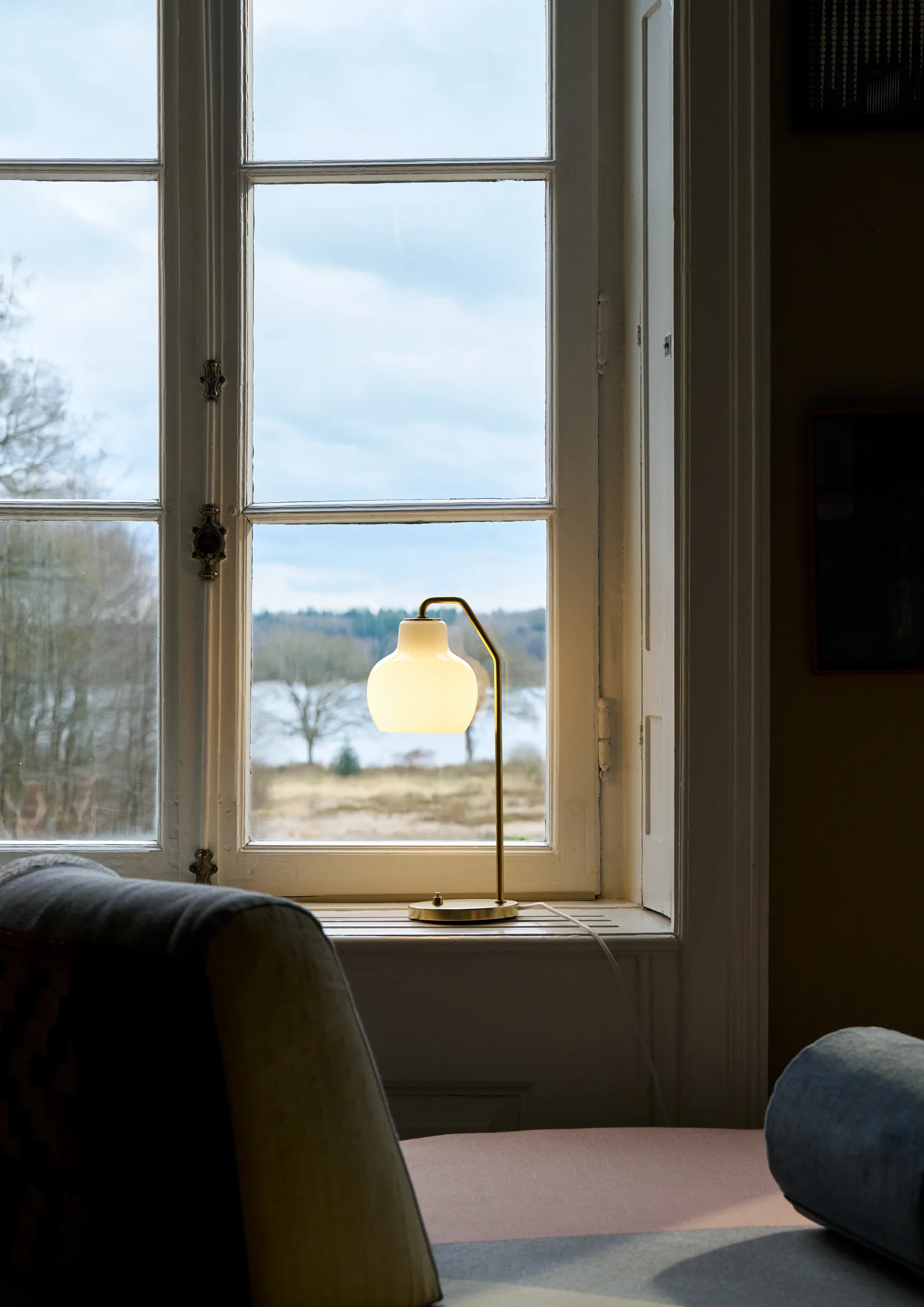 VL Ring Crown table lamp Ø15 cm, Brass-opal glass Louis Poulsen