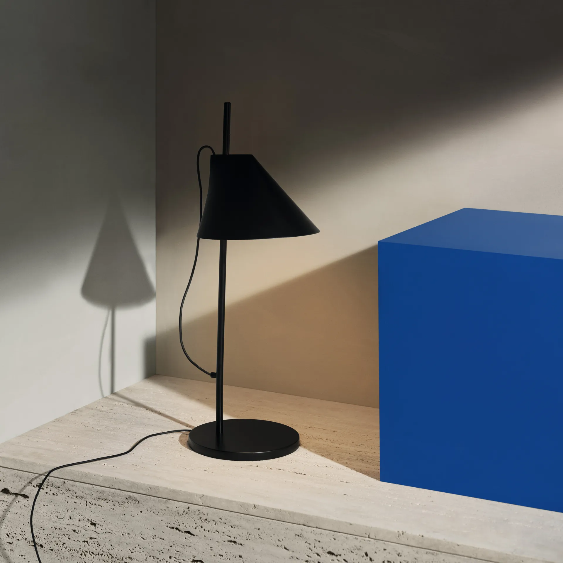 Yuh table lamp, Black Louis Poulsen