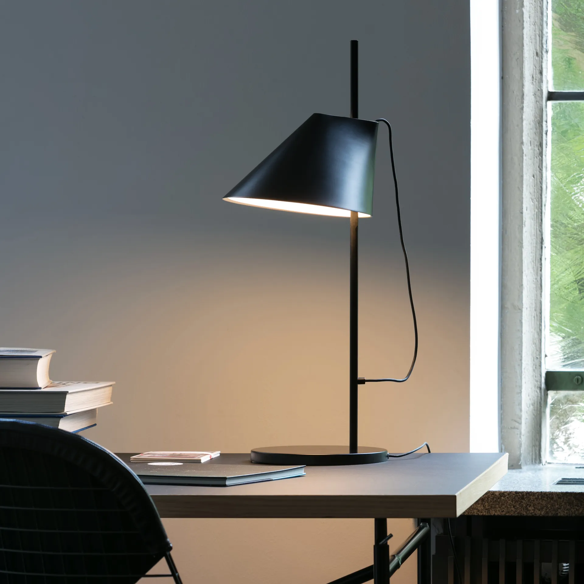 Yuh table lamp, Black Louis Poulsen