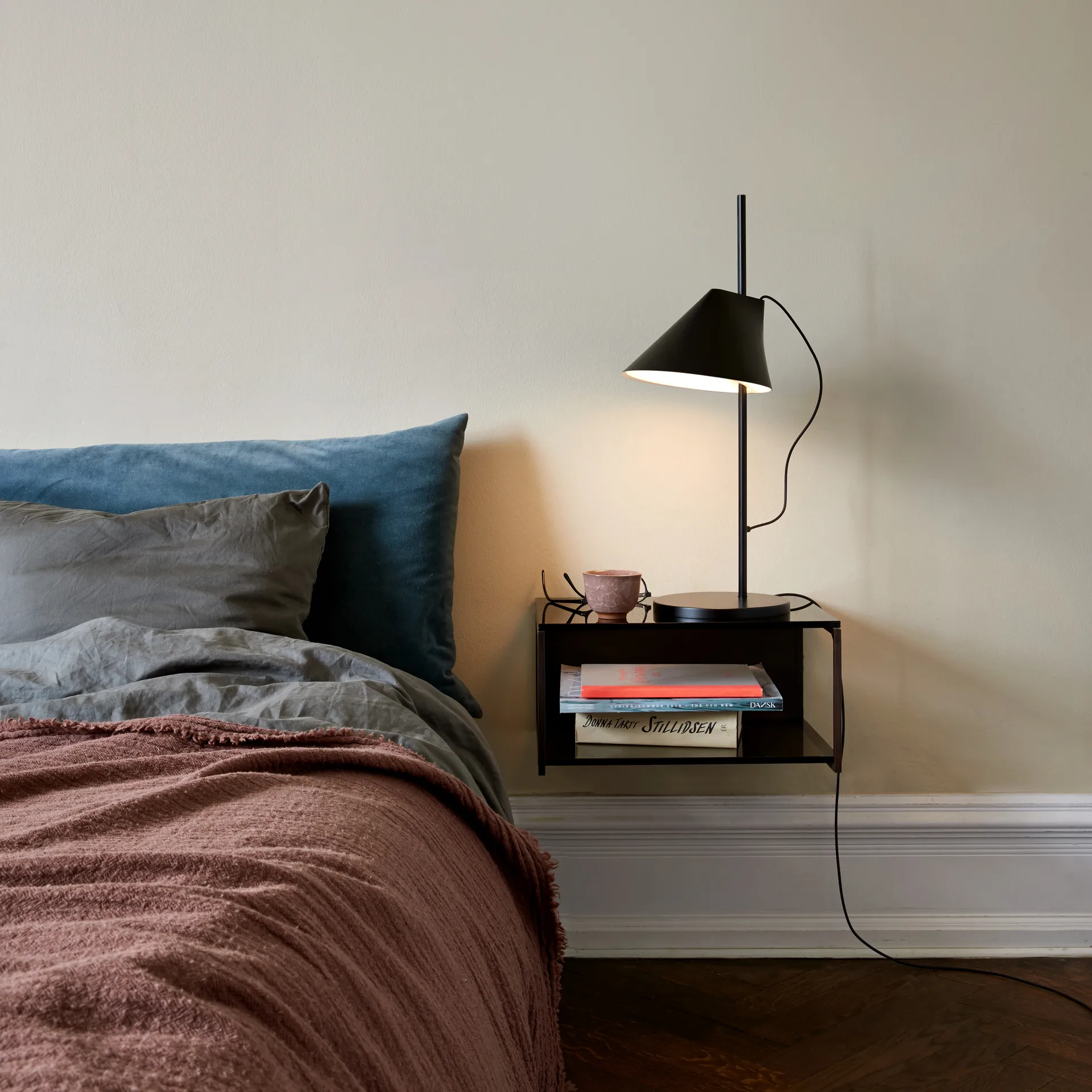 Yuh table lamp, Black Louis Poulsen