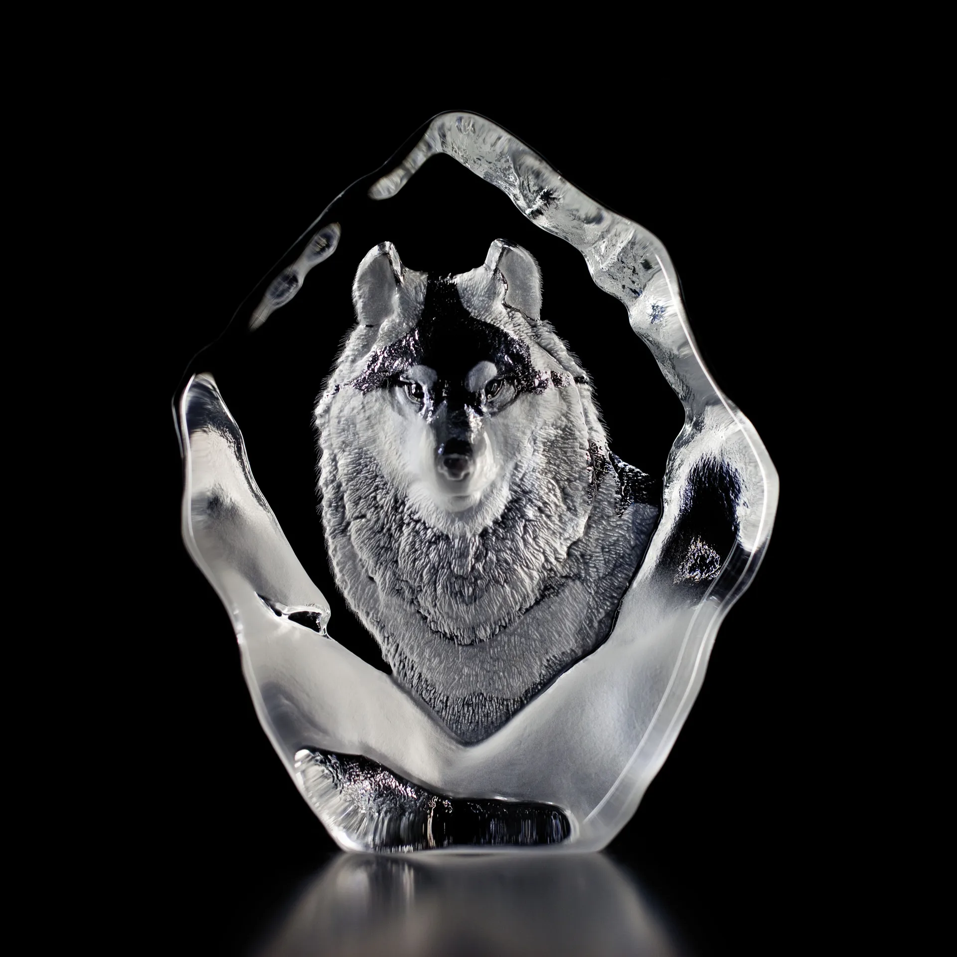 Wildlife crystal sculpture, wolf Målerås Glasbruk