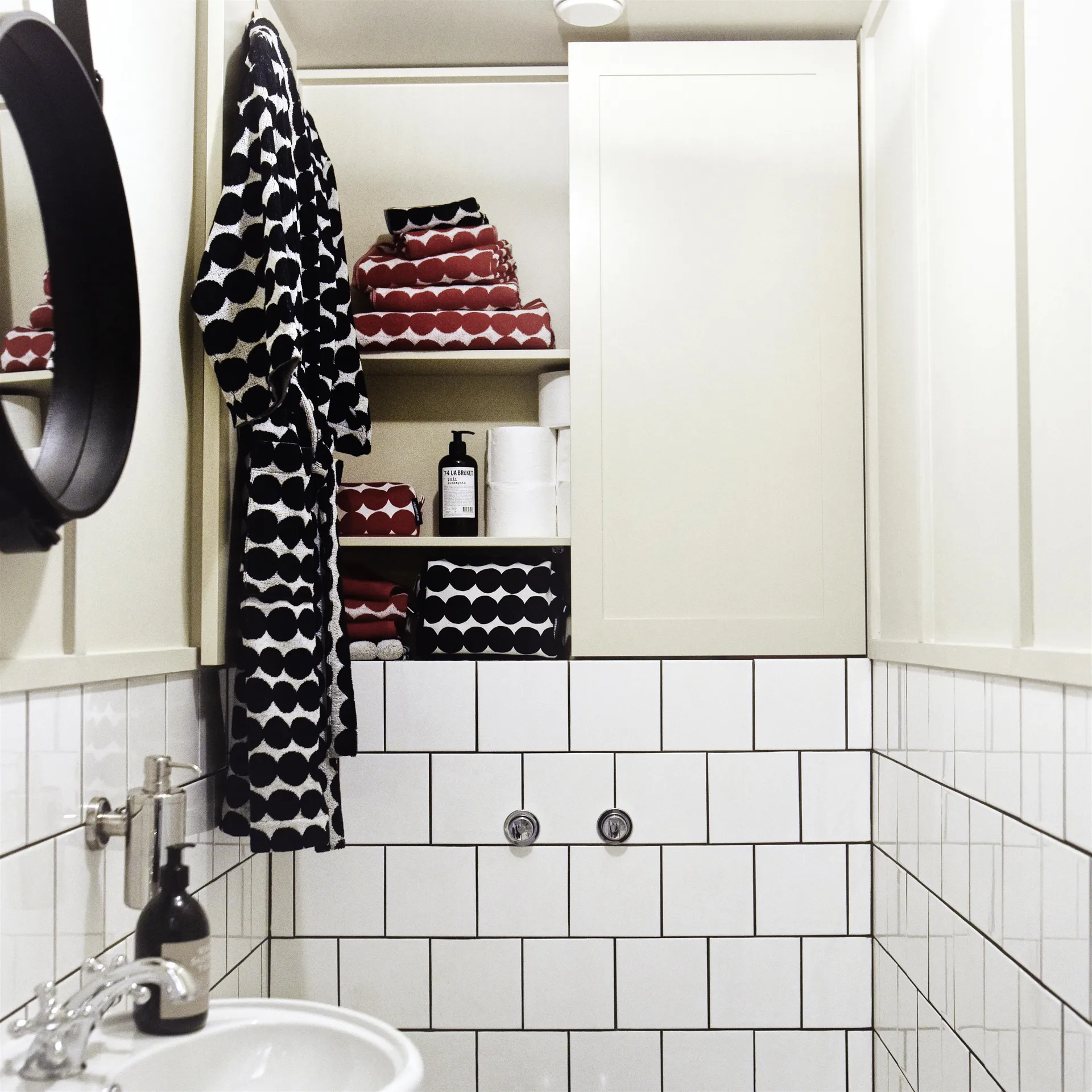 Räsymatto towel black, bath towel 70x150 cm Marimekko