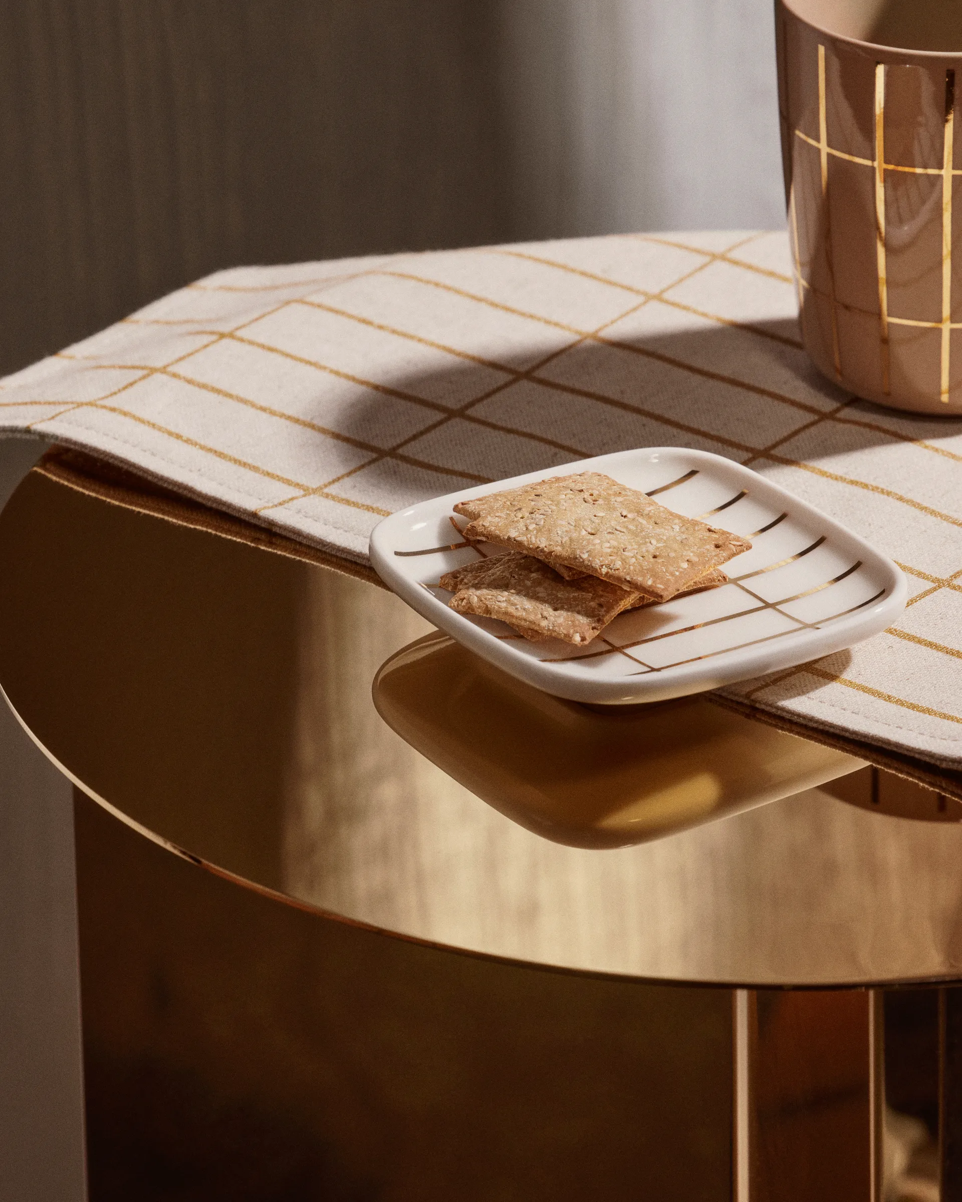 Tiiliskivi metal mug 25 cl, Beige-gold Marimekko