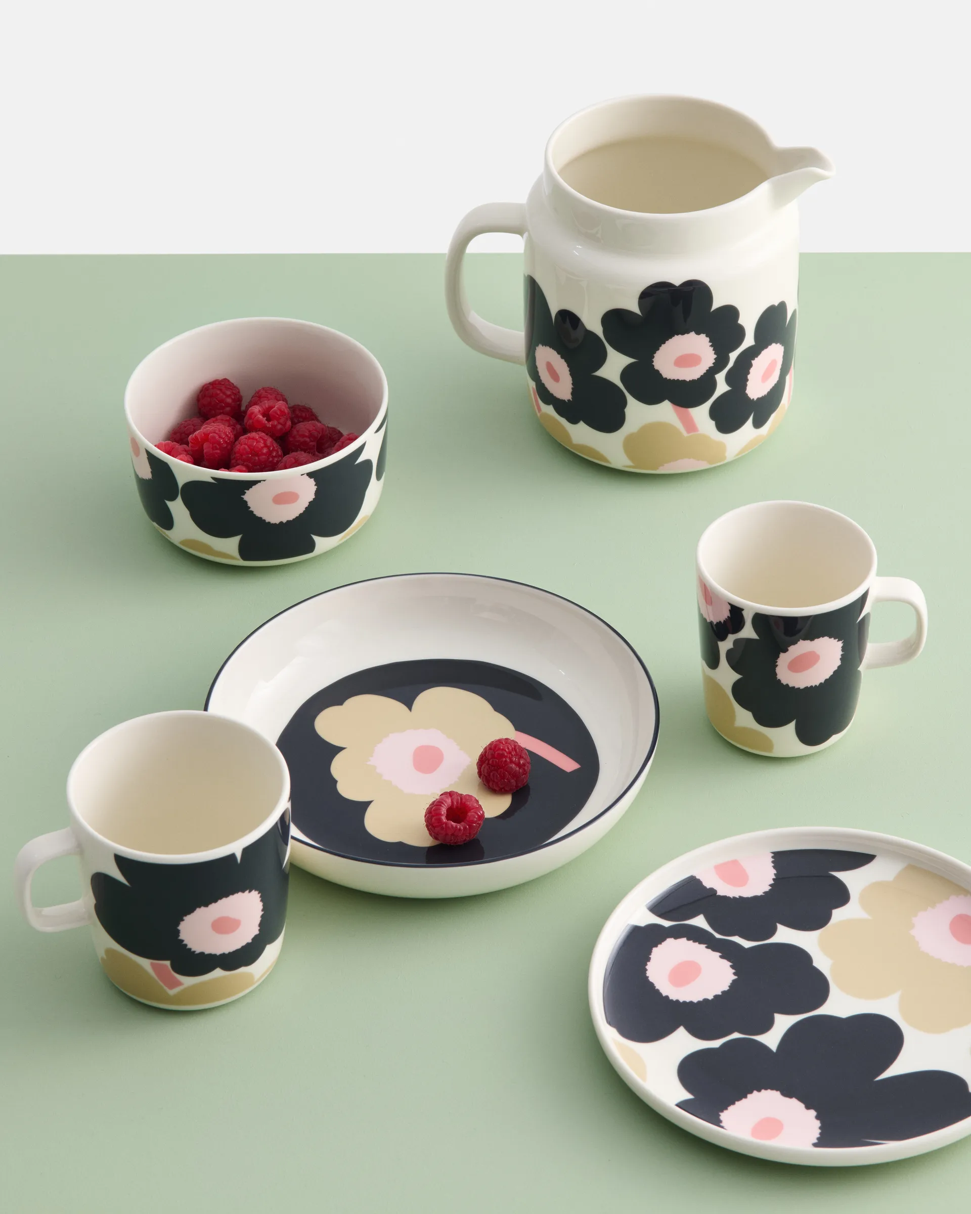 Unikko mug 40 cl, Off white-charcoal-sand-pink Marimekko