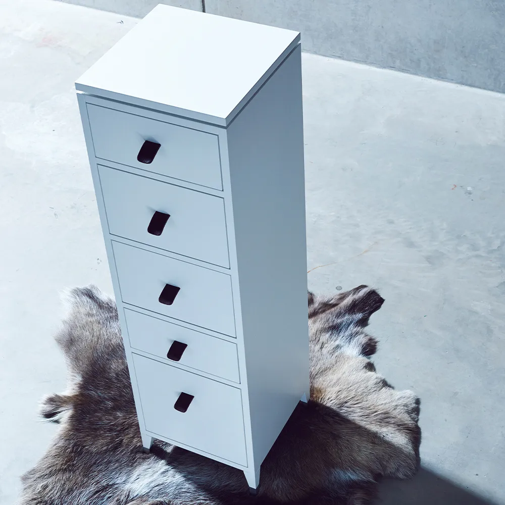 Abisko chest of drawers, white, 6 drawers, strap in elk leather Mavis