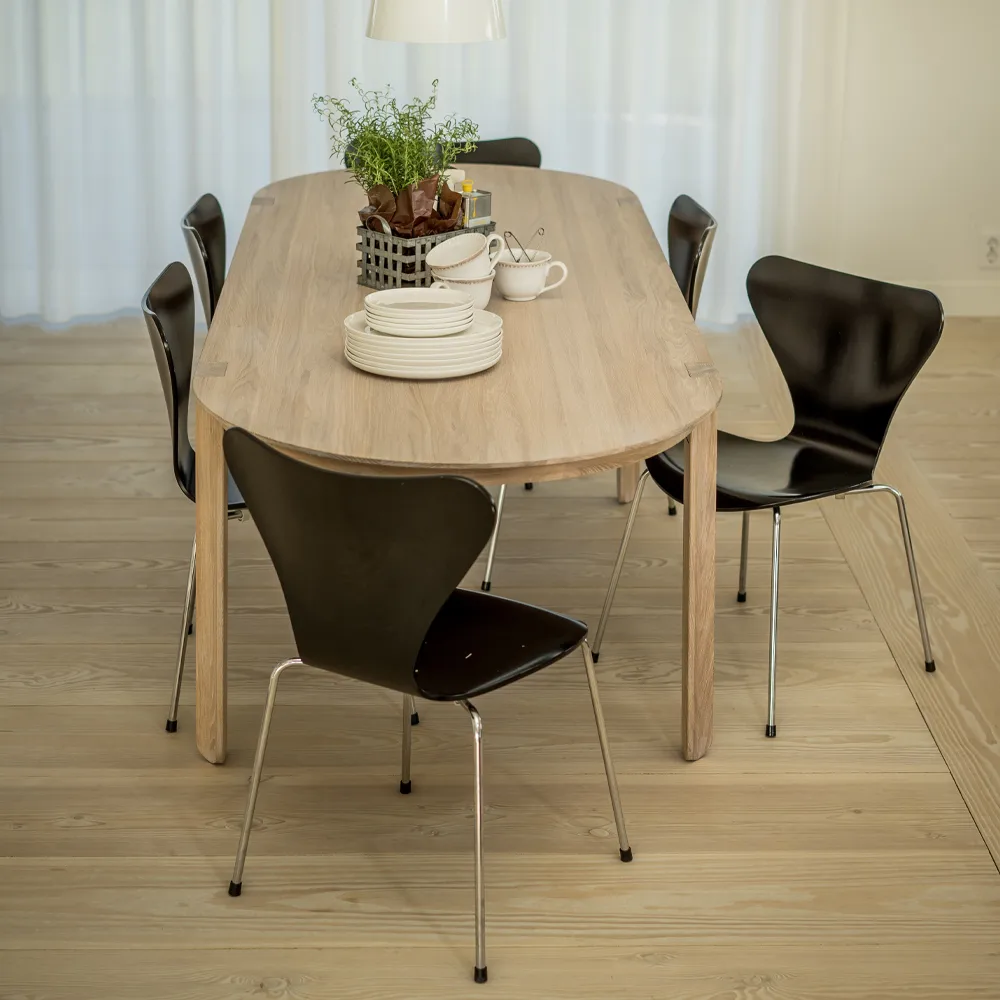 Amor dining table, oak white-pigmented hardwax oil Mavis