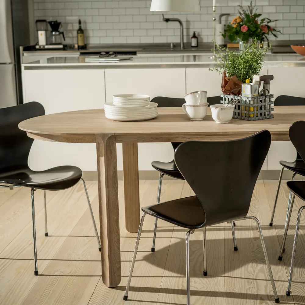 Amor dining table, oak white-pigmented hardwax oil Mavis